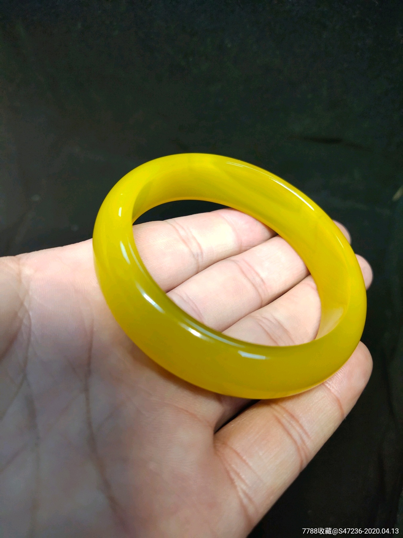 鸡油黄玛瑙手镯一个看看