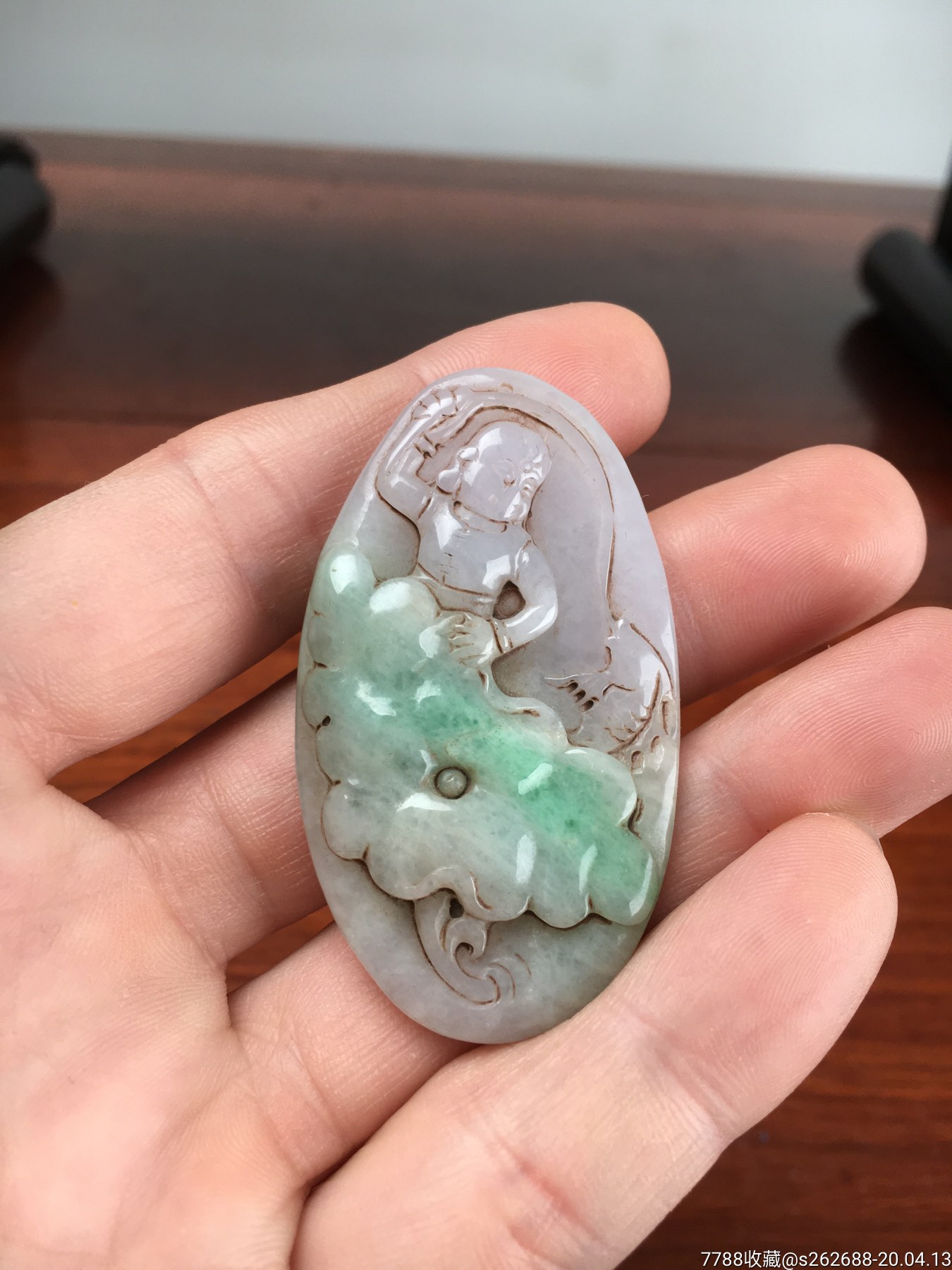 老天然翡翠淡紫飘绿春彩「童子戏鱼」莲鱼纹吊坠