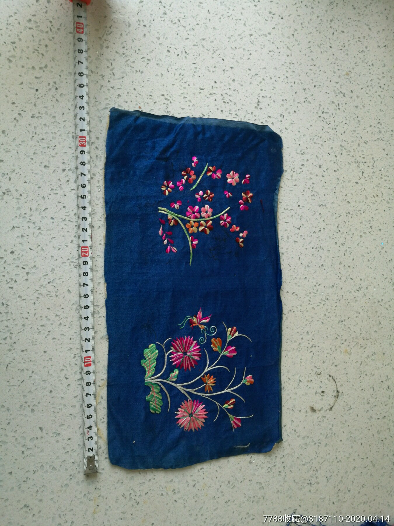 一对绣花枕头顶