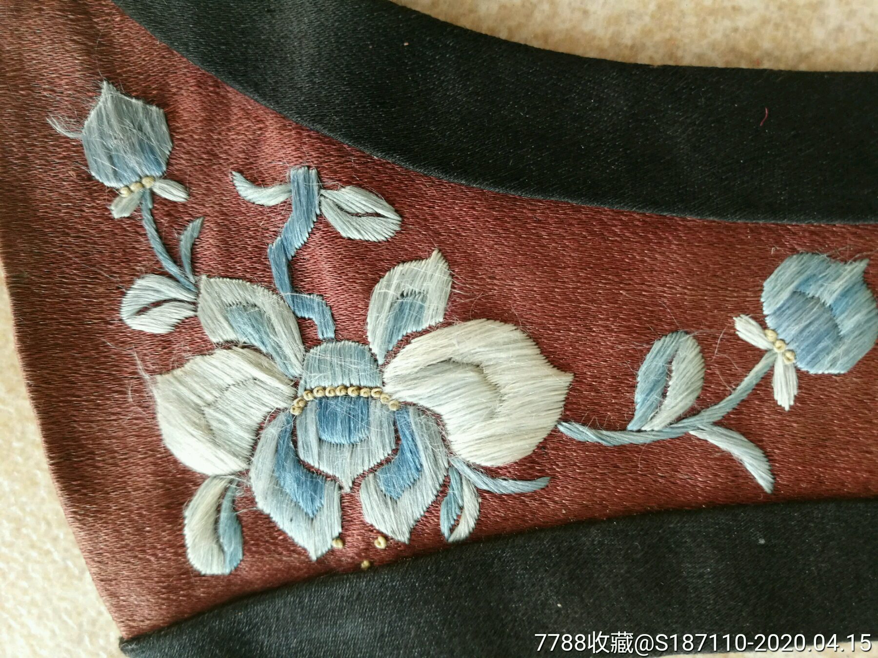 对称绣有凤凰戏牡丹纹抹额