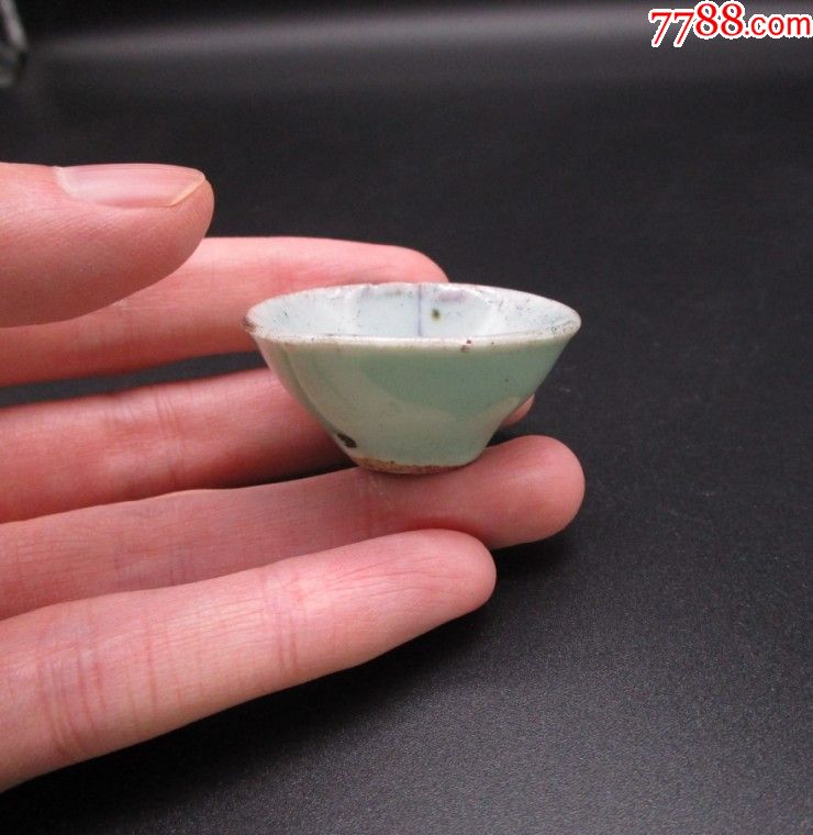 清代豆青釉小酒盅酒杯