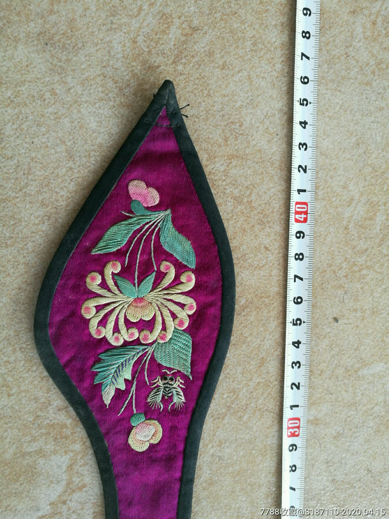 红底子蜜蜂戏菊花抹额