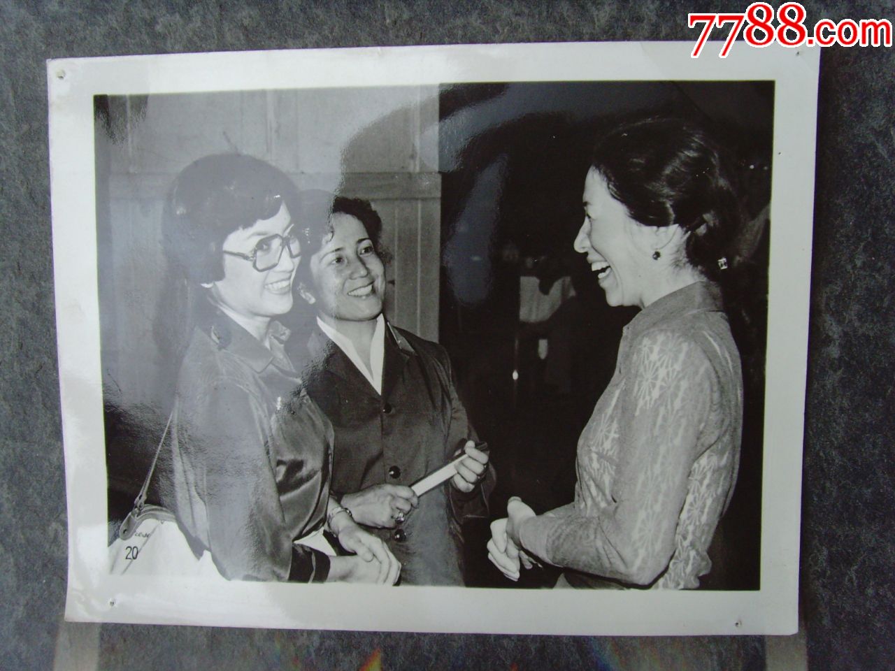 1980年,香港演员石慧,新疆维吾尔族歌唱家加米拉,舞蹈家阿依吐拉_老照片_老铜城【7788收藏__收藏热线】
