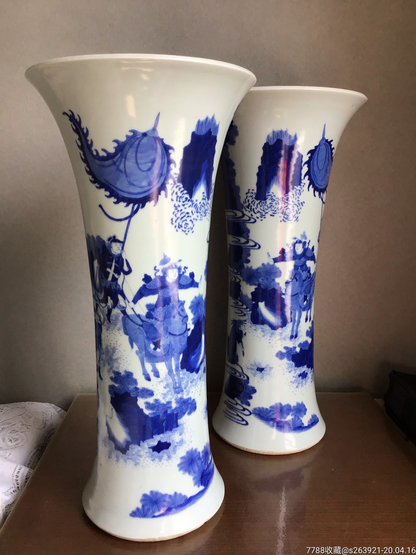 明崇祯青花人物大花觚壹对