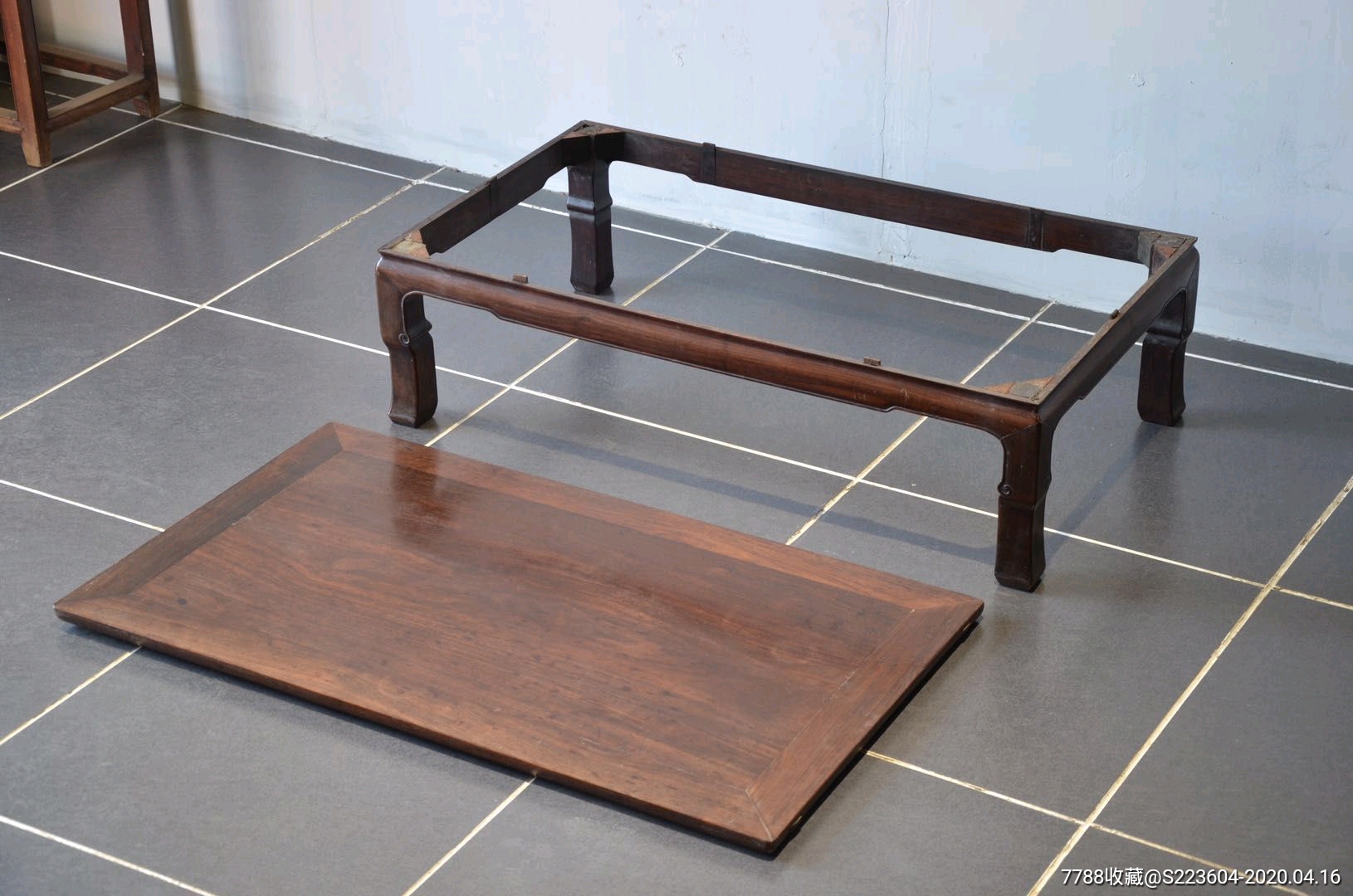 明式红木炕桌此器皮克包浆一流,制式经典,攒框镶板面,下呈束腰素牙条