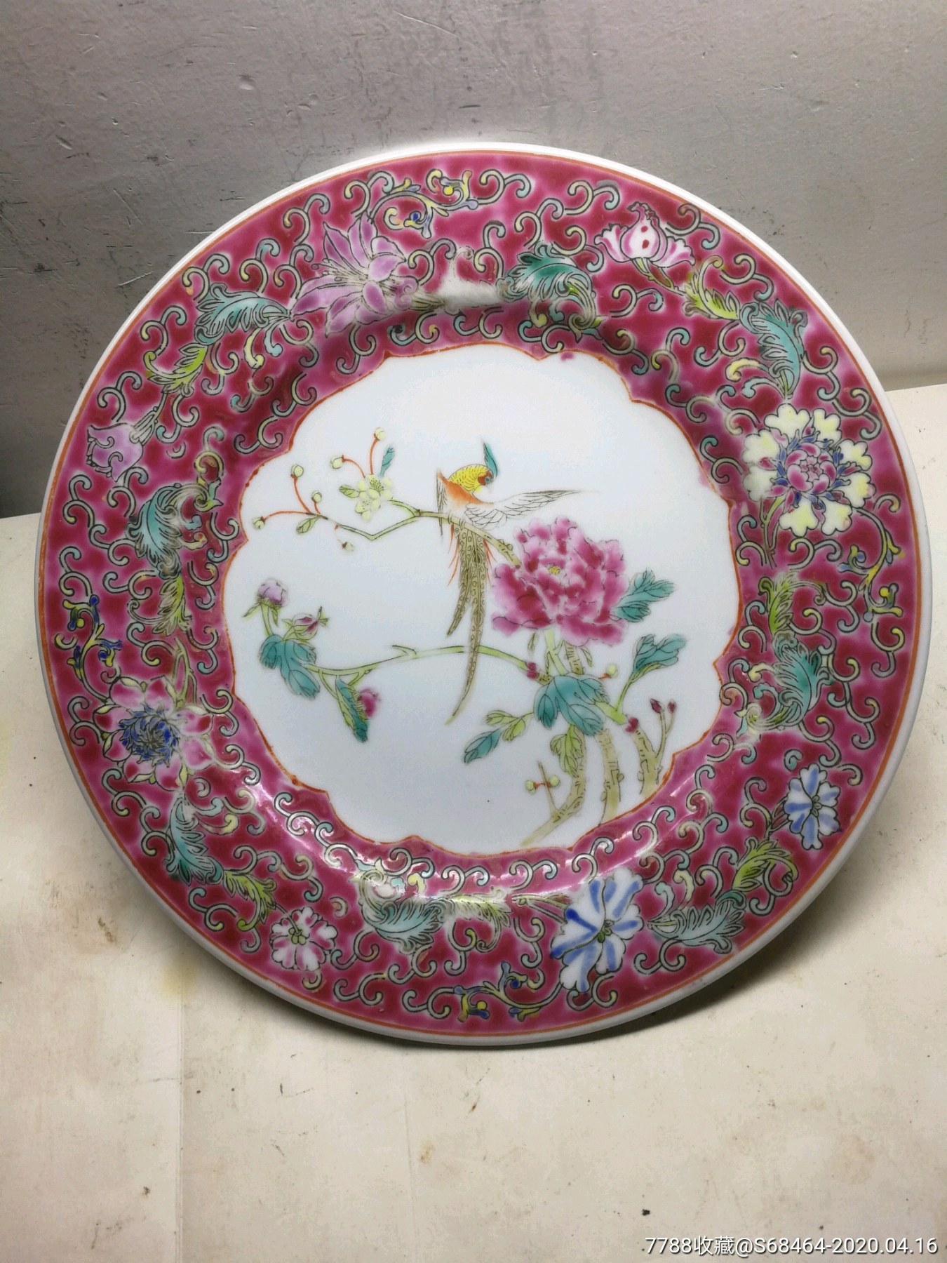 七八十年代直径228厘米红字景德镇制款红底洋莲钩字纹鸟语花香浅绛彩