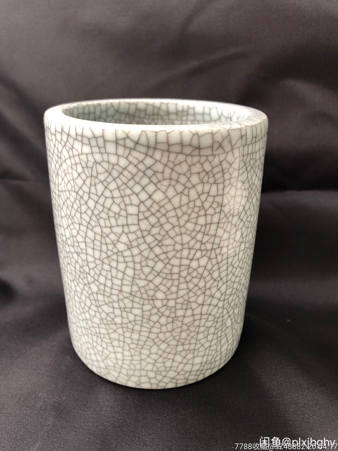 567柴窑哥釉笔筒