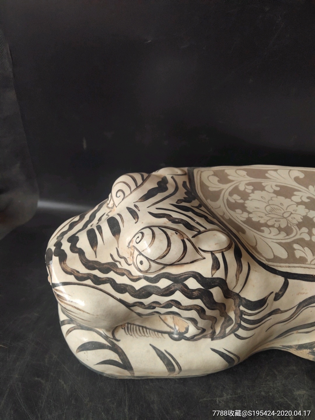 磁州窑白地黑彩老虎瓷枕