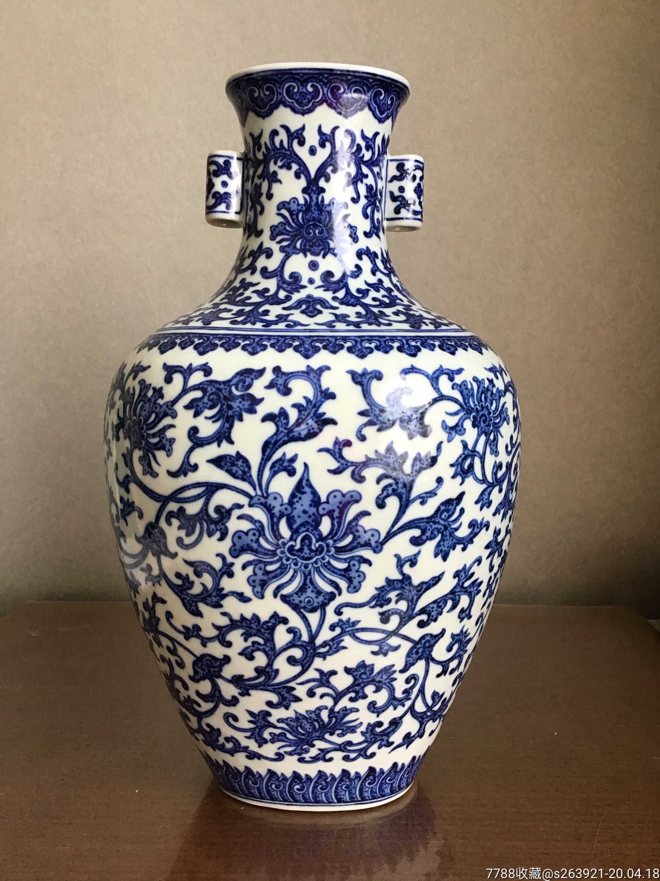 清乾隆青花缠枝莲双贯耳尊