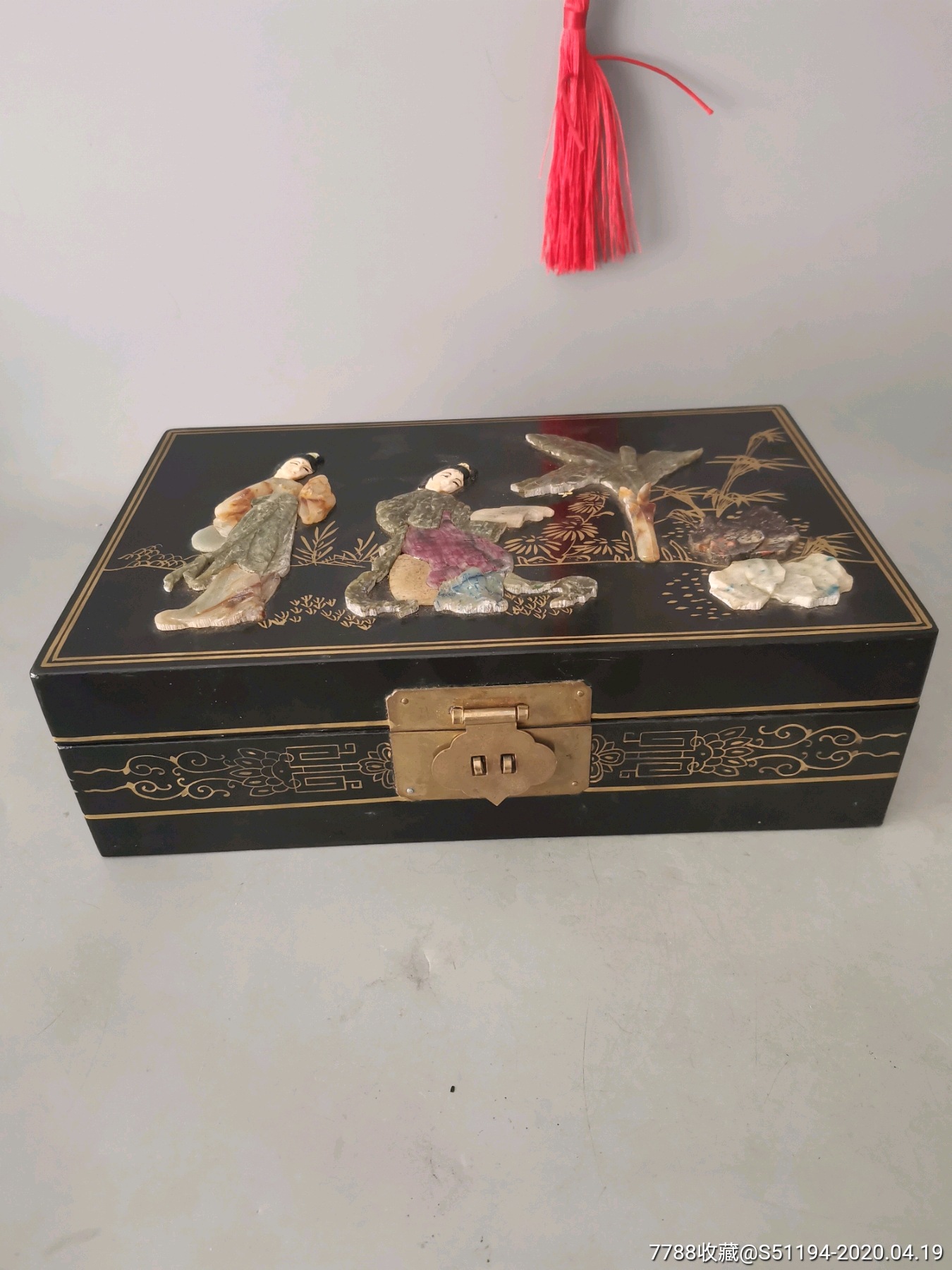 清末民国大漆描金镶嵌玉石人物首饰盒