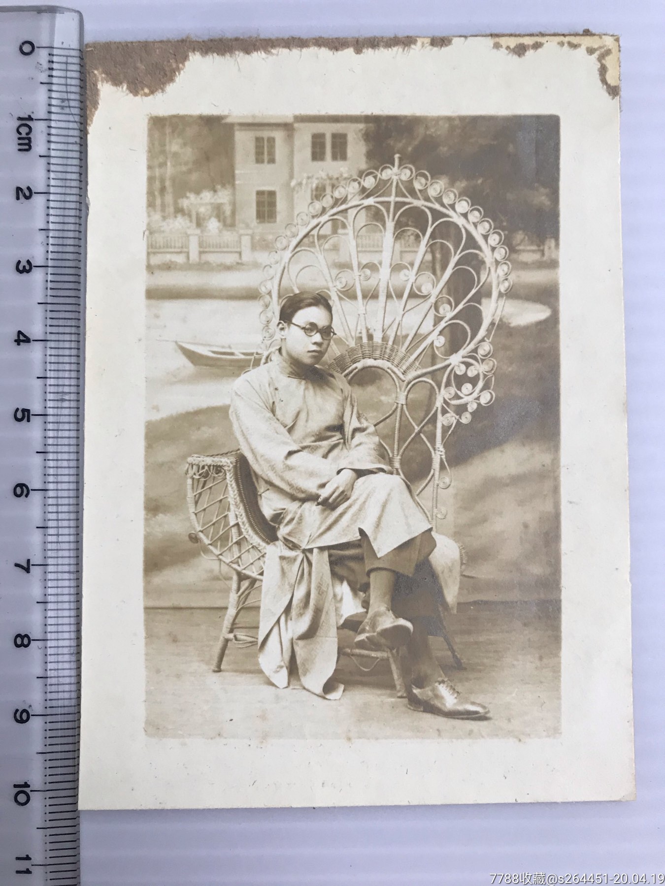 民国眼镜长袍帅哥坐像