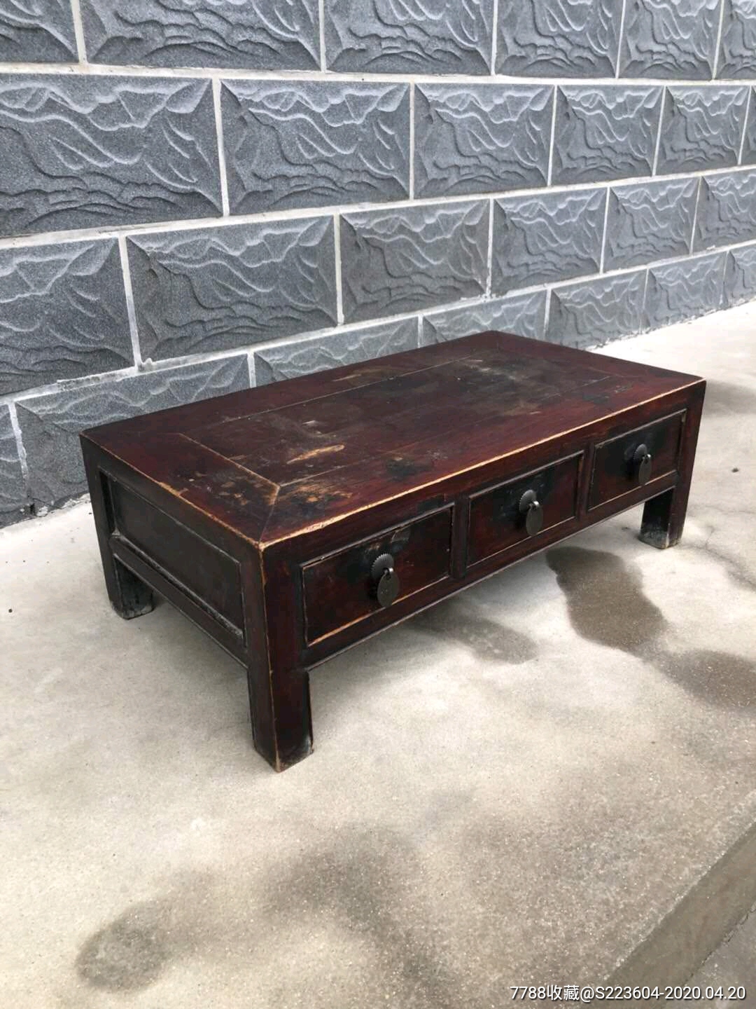 清代老榆木三抽炕桌一件,品相完好做工精细,皮壳一流,收藏自用皆可,老