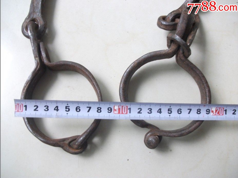 老镣铐,有一处破损,不耽误使用,售出不退,12149