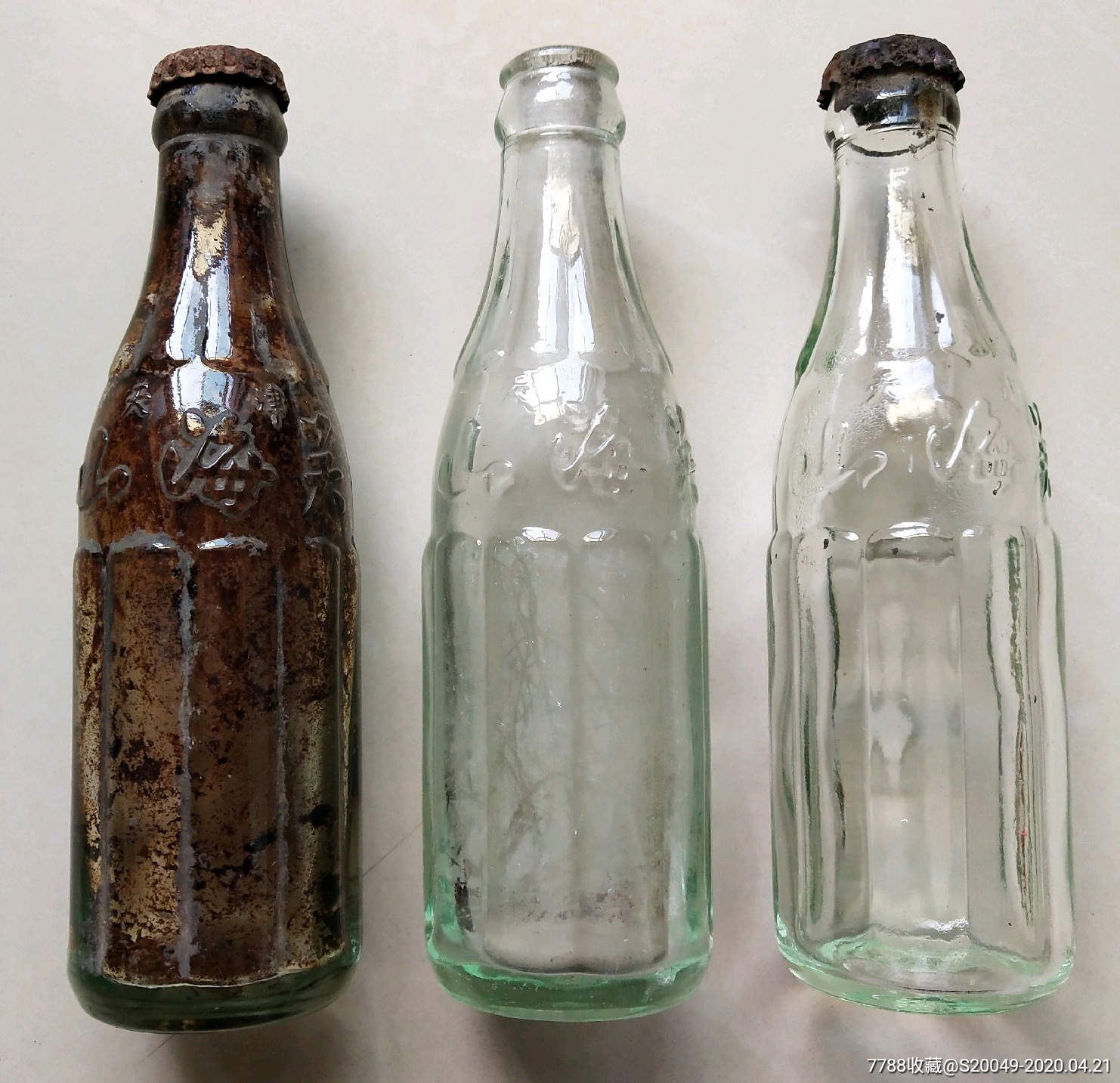 >>零售>> 饮料瓶 >>少见64,65,66年"天津山海关汽水"玻璃瓶一组!