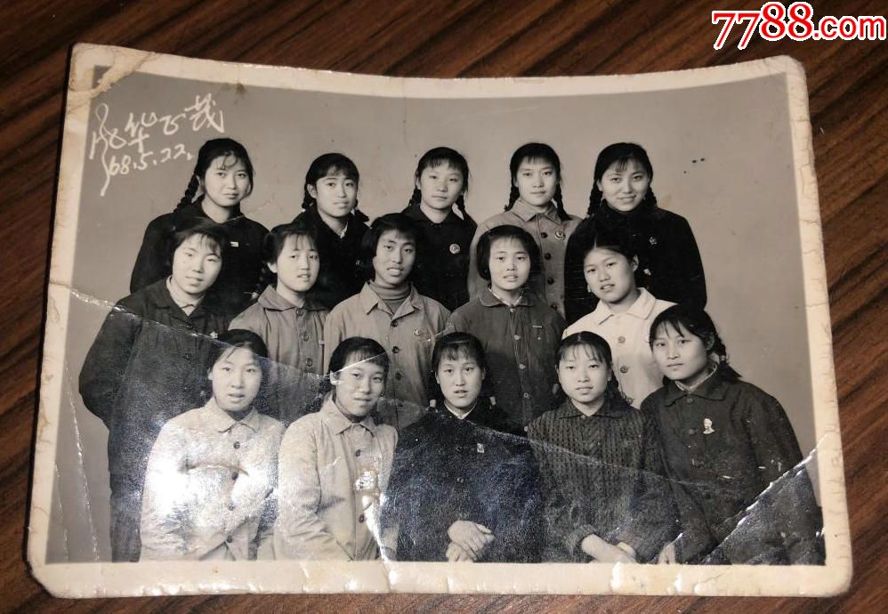 文革老照片女青年合影佩戴像章
