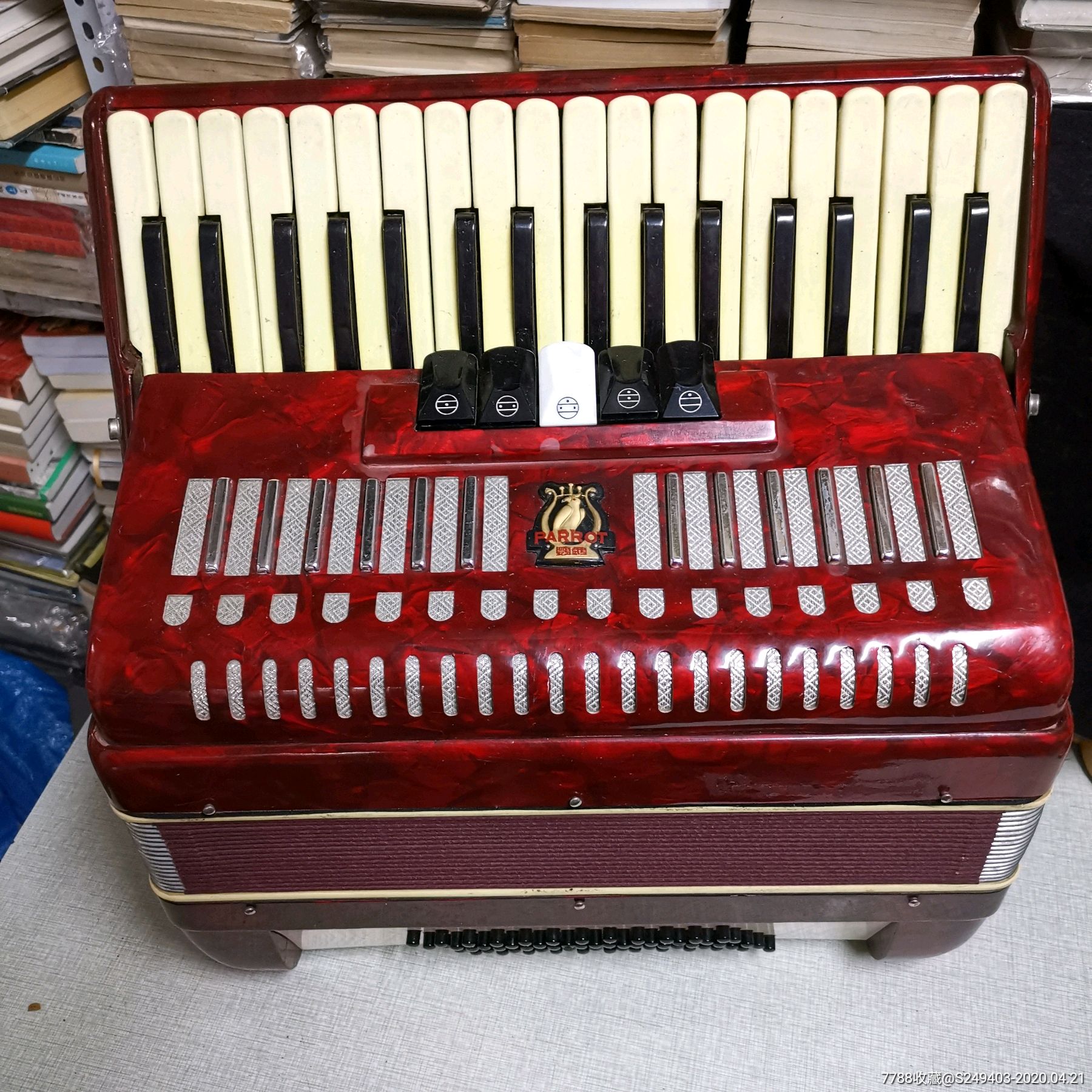 包邮鹦鹉60贝斯手风琴品相极好声音清晰风箱好,品相自鉴40*40*20厘米