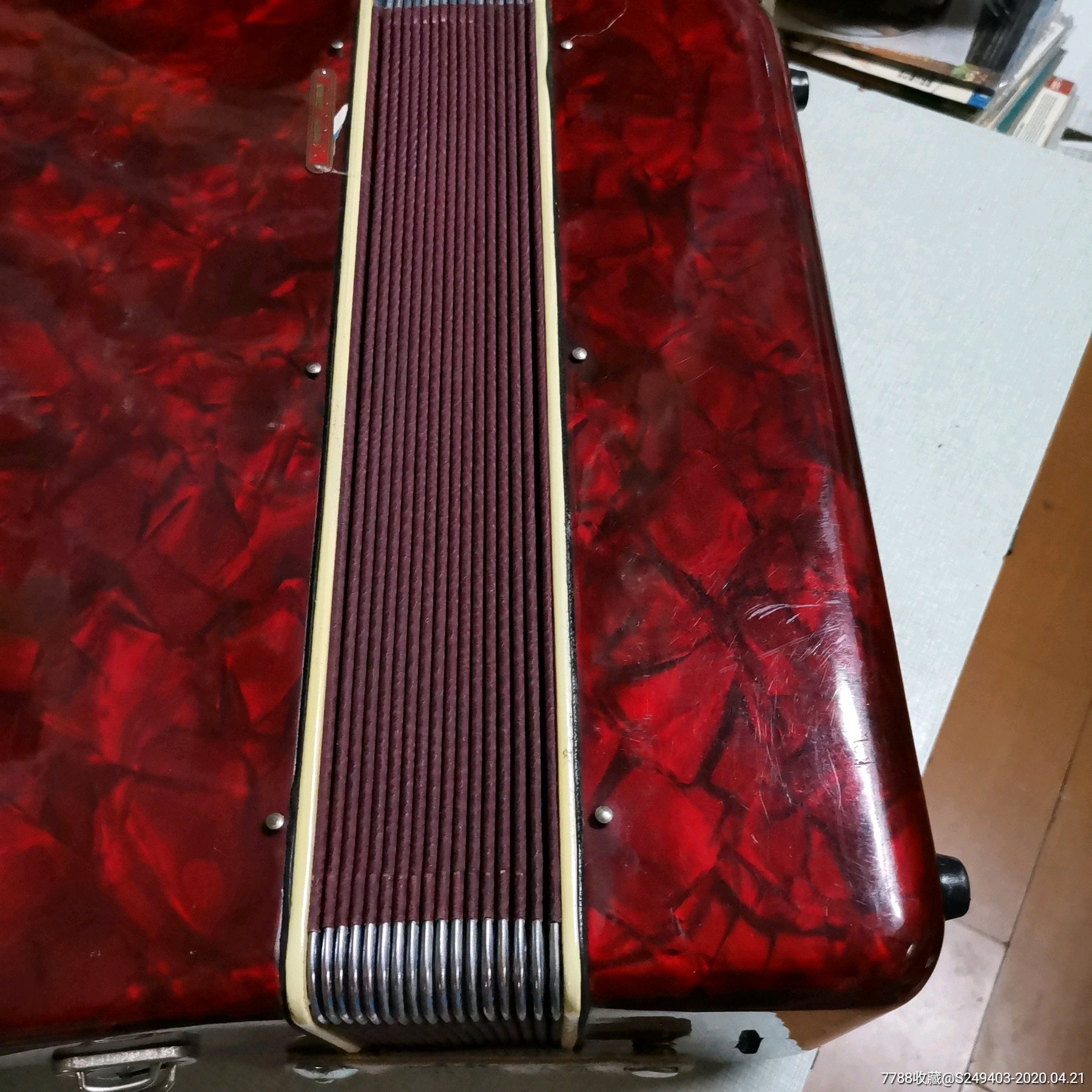 包邮鹦鹉60贝斯手风琴品相极好声音清晰风箱好,品相自鉴40*40*20厘米