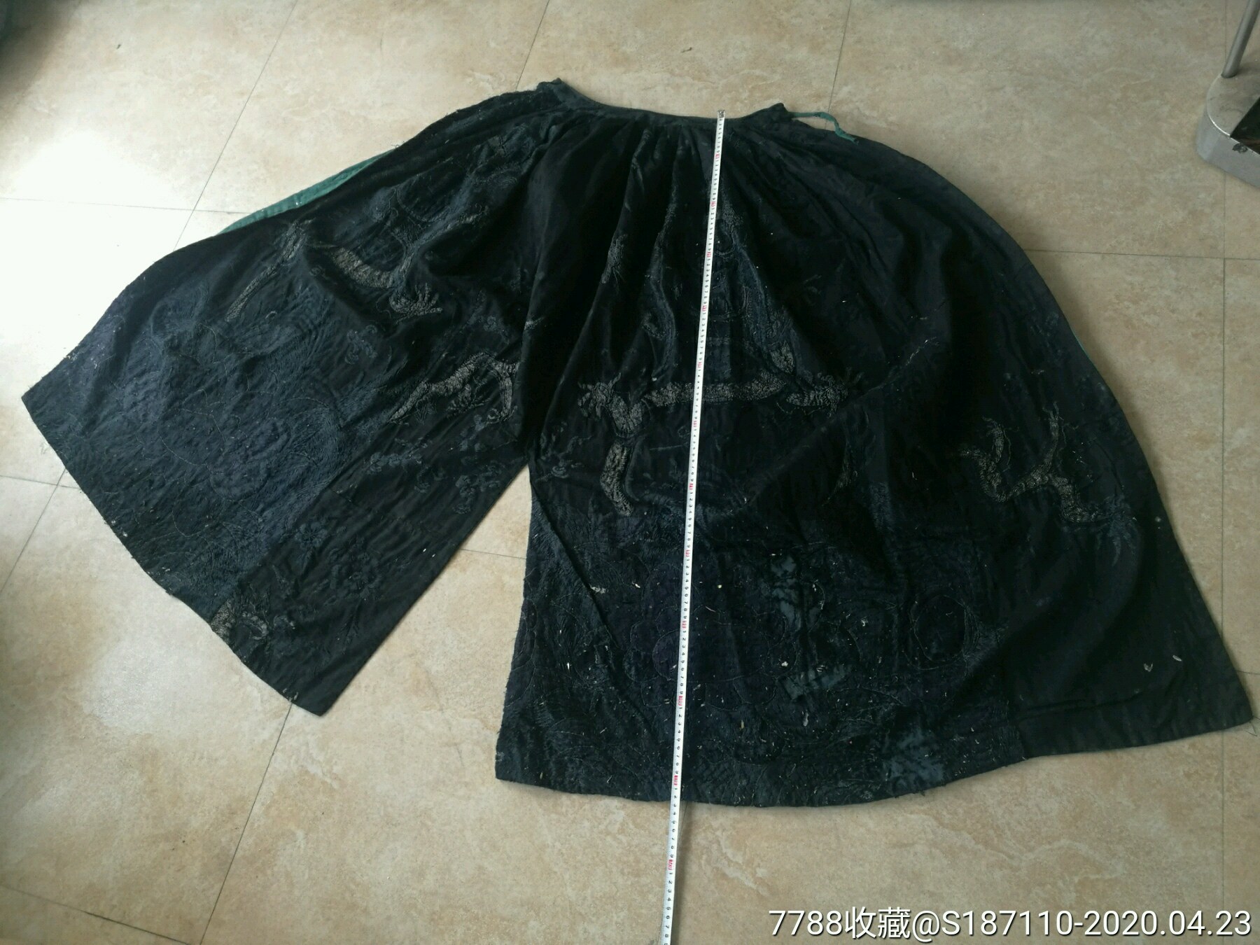 清代黑绸子绣双龙披风