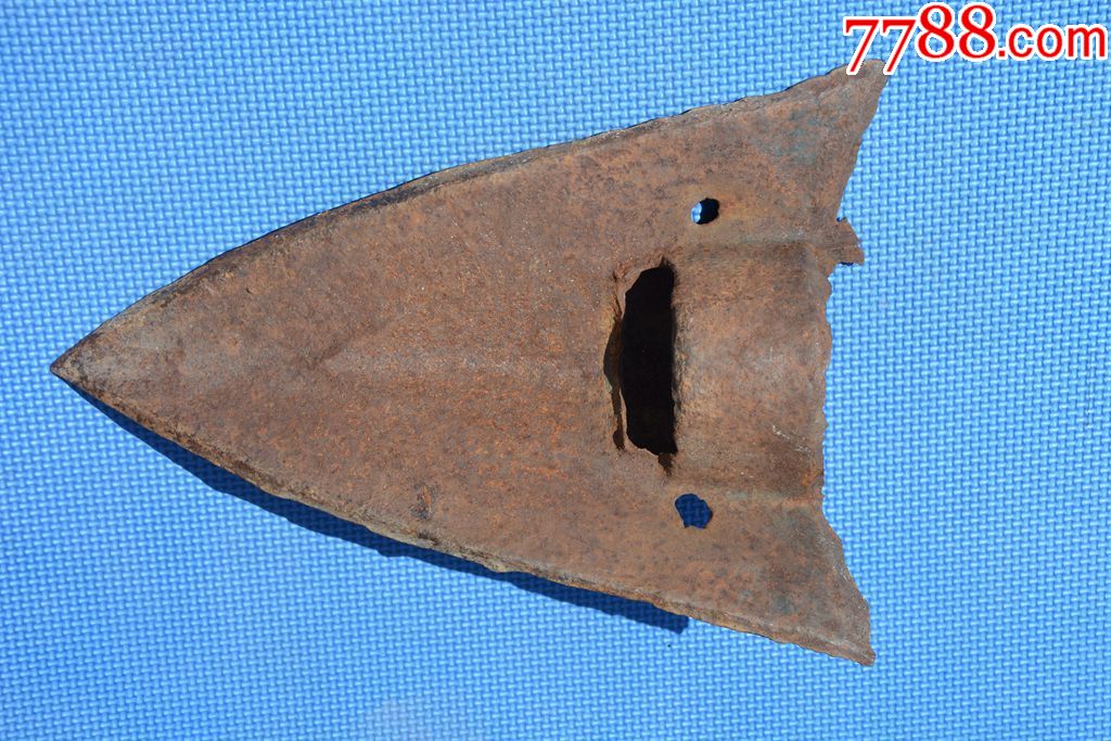 几十年前的铁质老农具犁铧铁犁老犁头