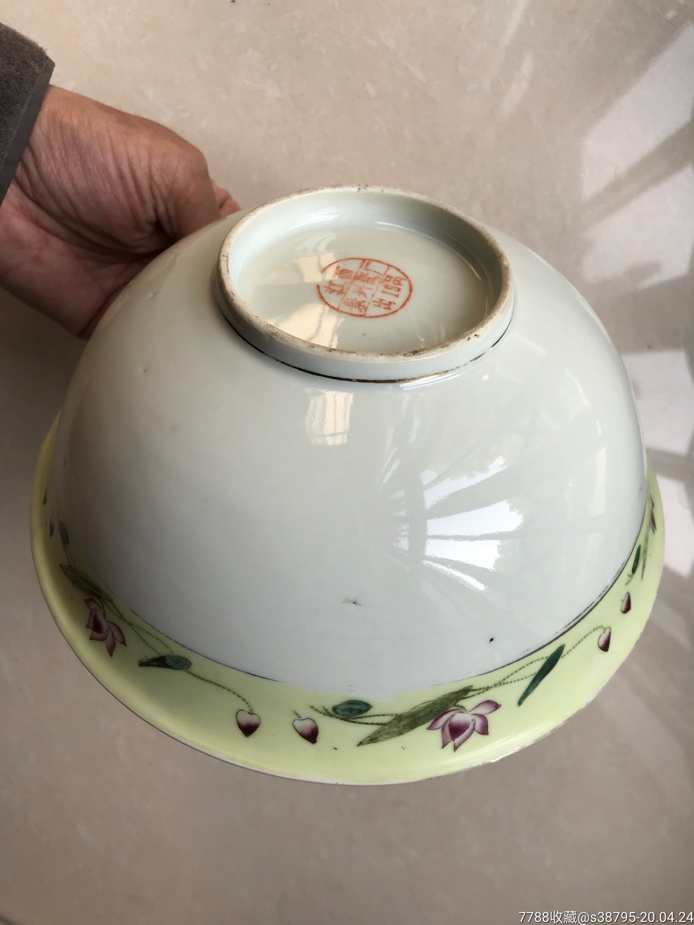 十大瓷厂之一"景兴瓷厂"手绘黄地粉彩荷花大口径文革碗