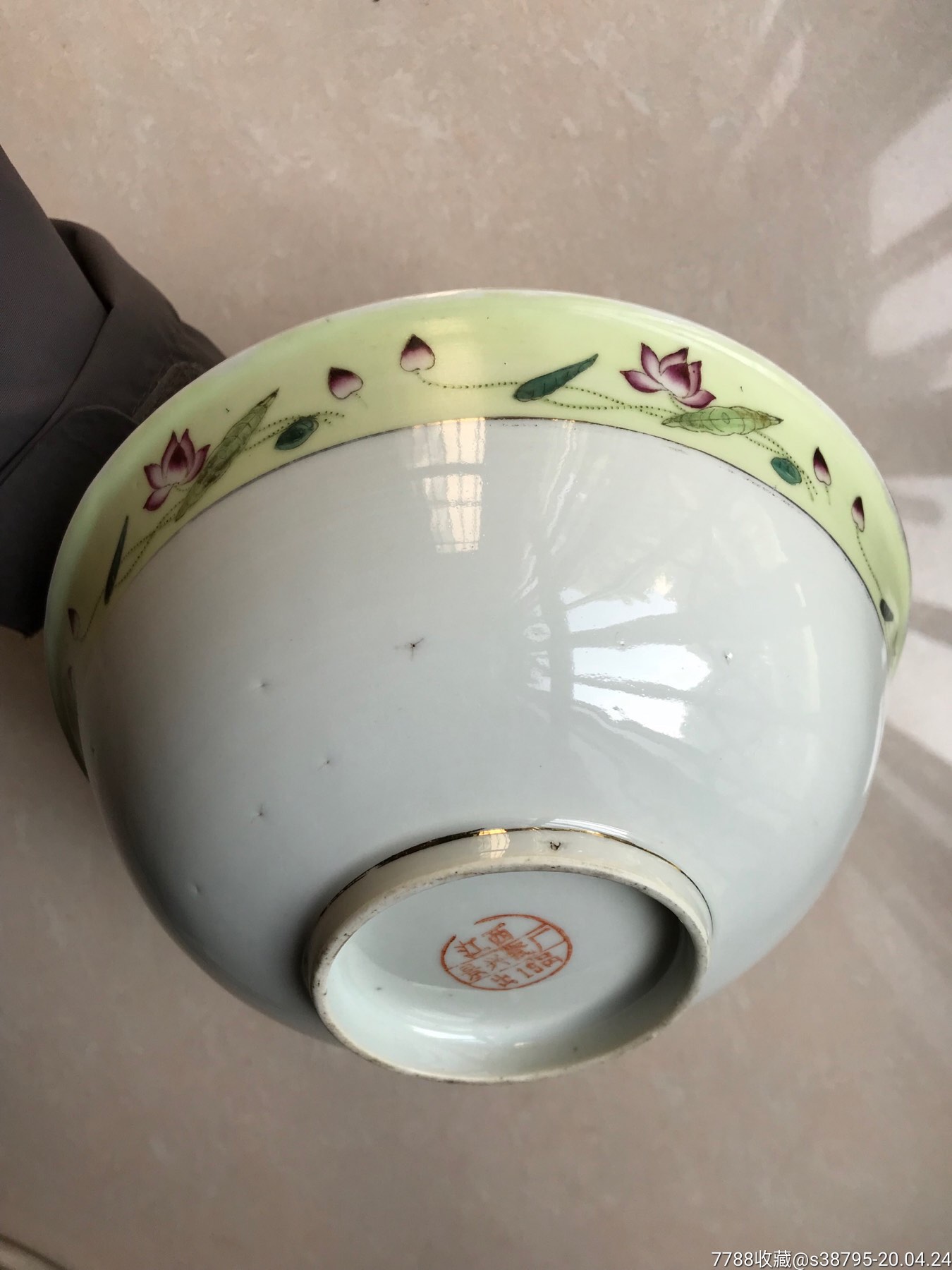 十大瓷厂之一"景兴瓷厂"手绘黄地粉彩荷花大口径文革碗