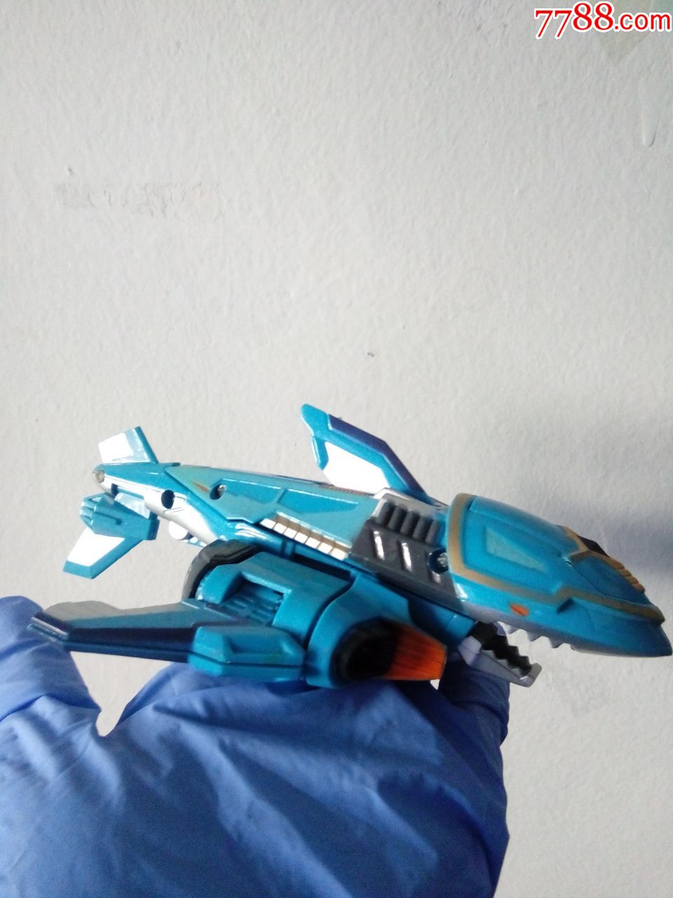 飞机可变成鲨鱼的变形玩具