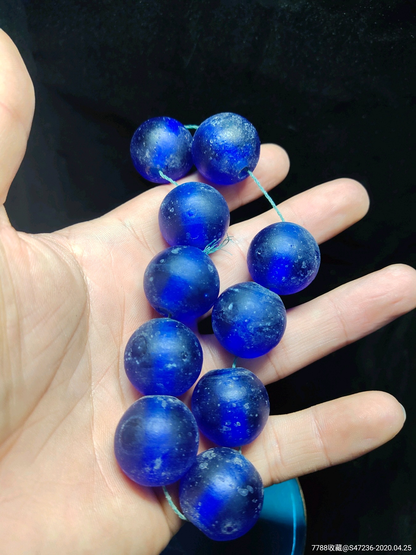 收来的宝石蓝琉璃珠子一条