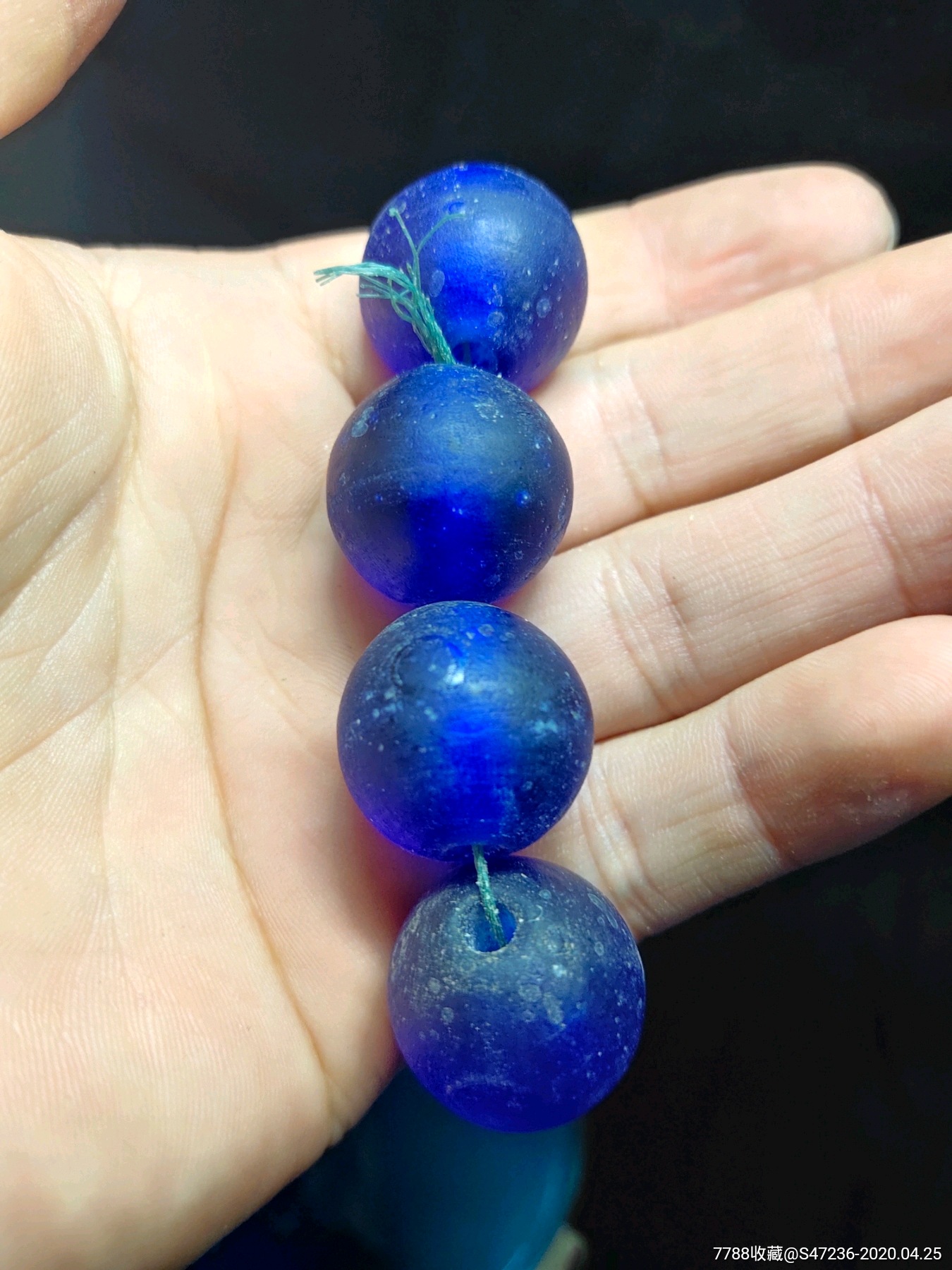 收来的宝石蓝琉璃珠子一条