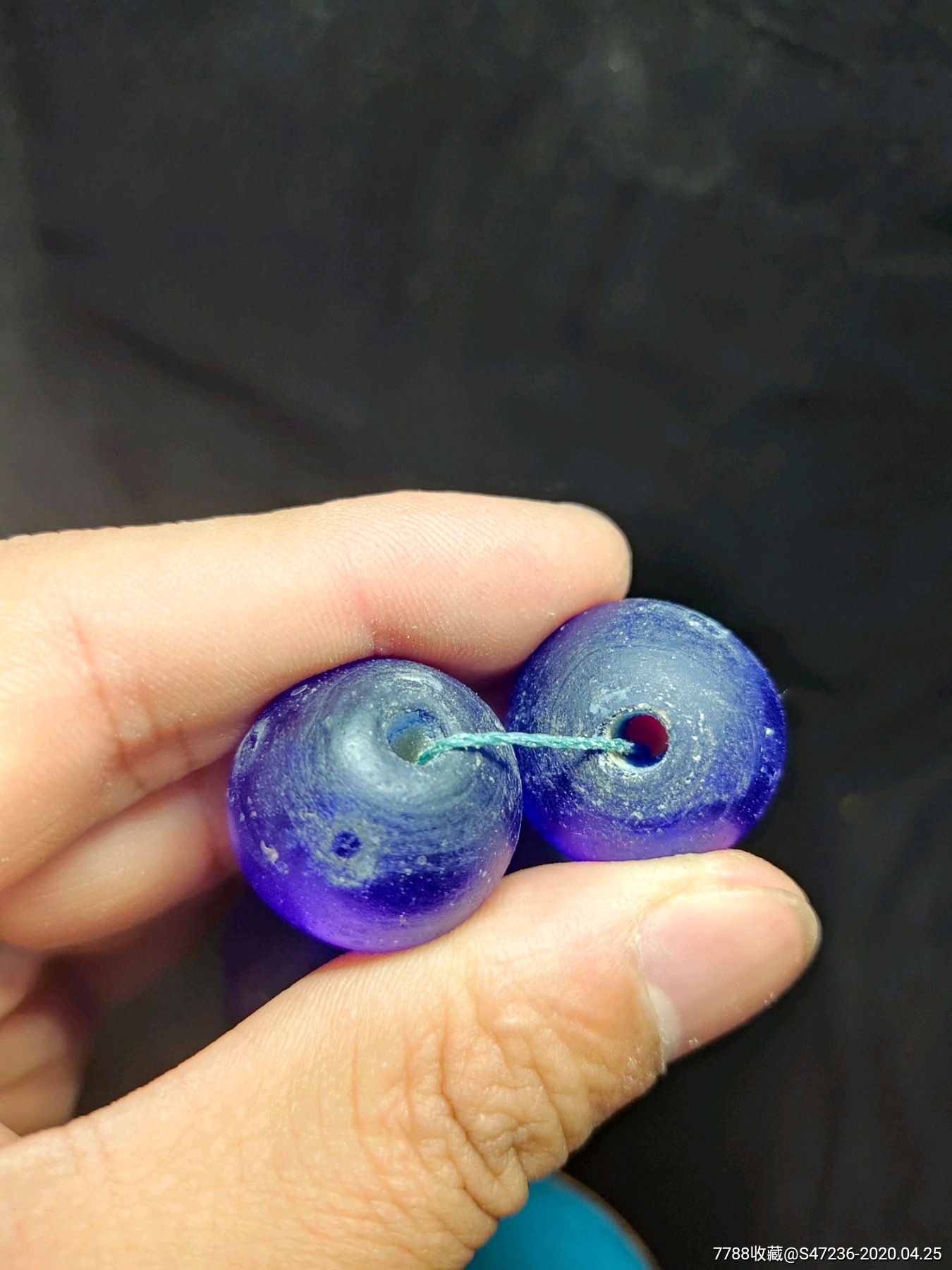 收来的宝石蓝琉璃珠子一条