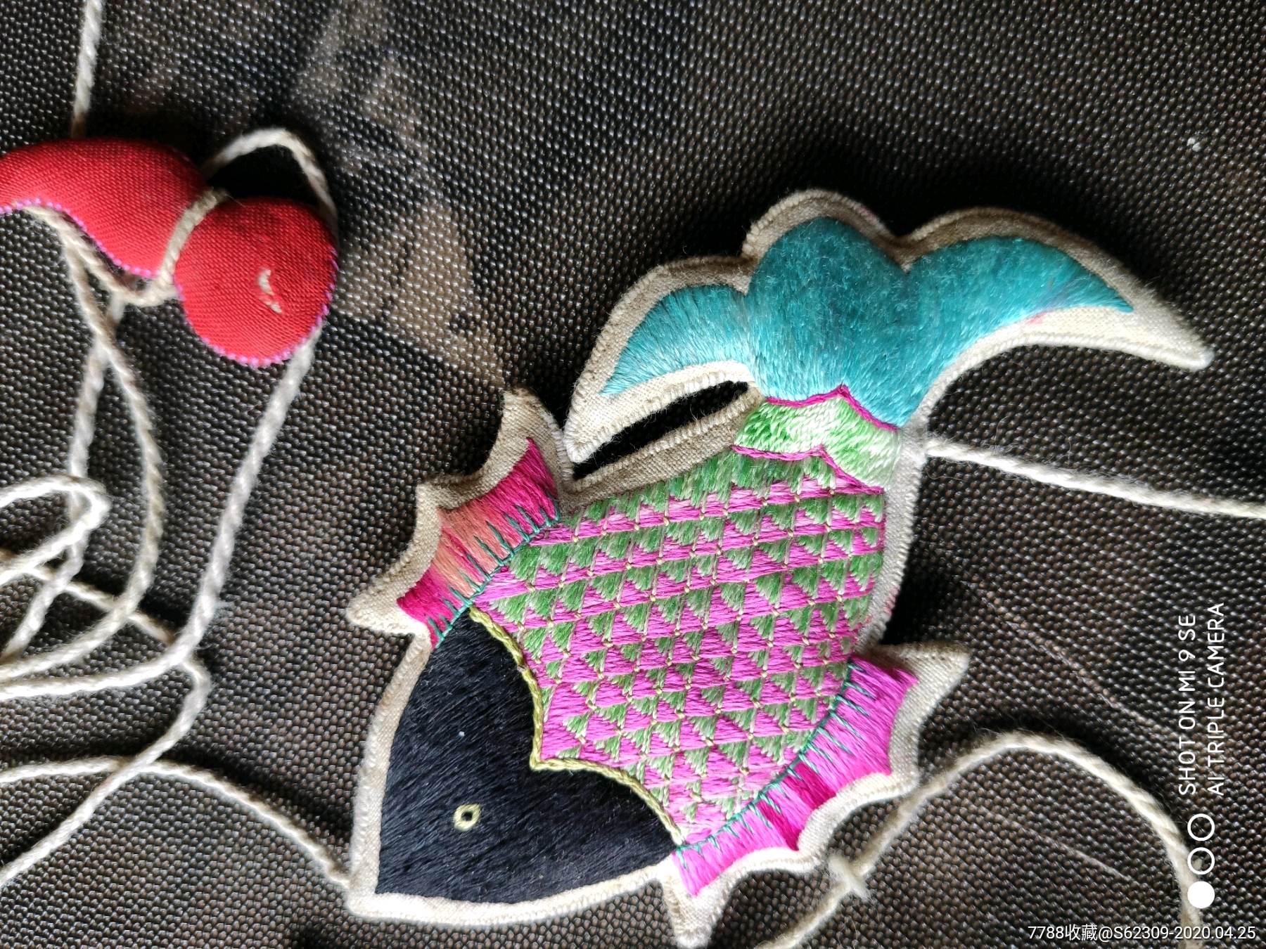 满族刺绣鱼形粉线口袋(一件)