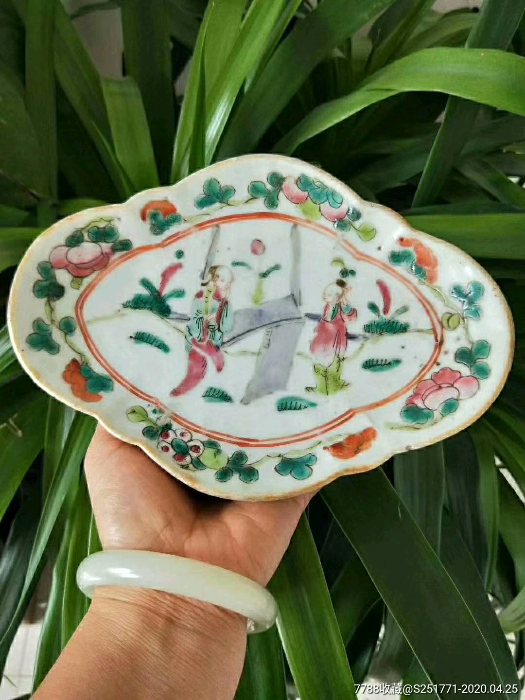 同治粉彩人物纹供盘