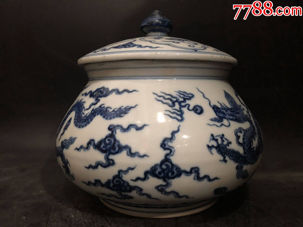 明代青花龙纹盖罐