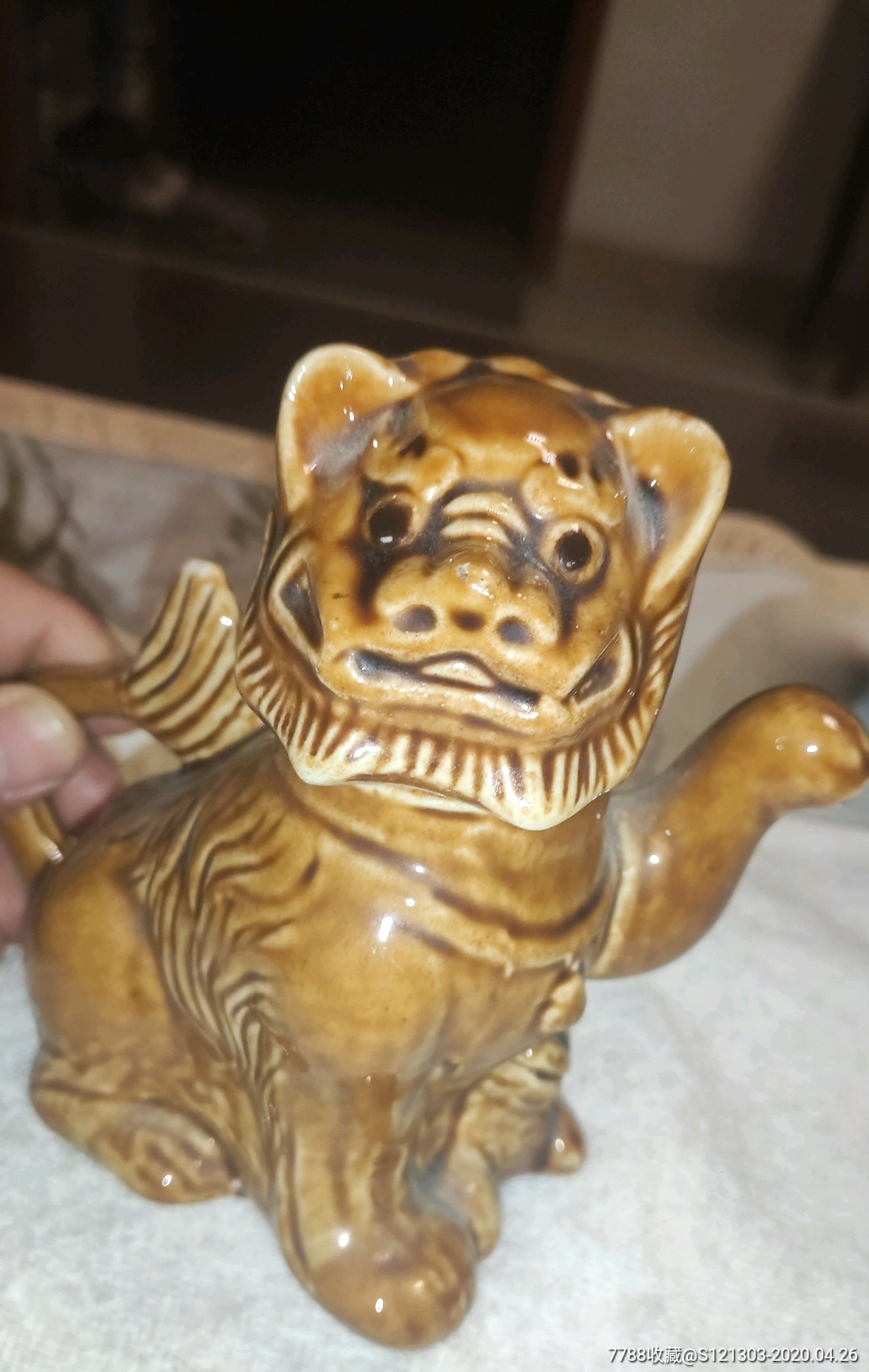 老的黄釉狮子酒壶