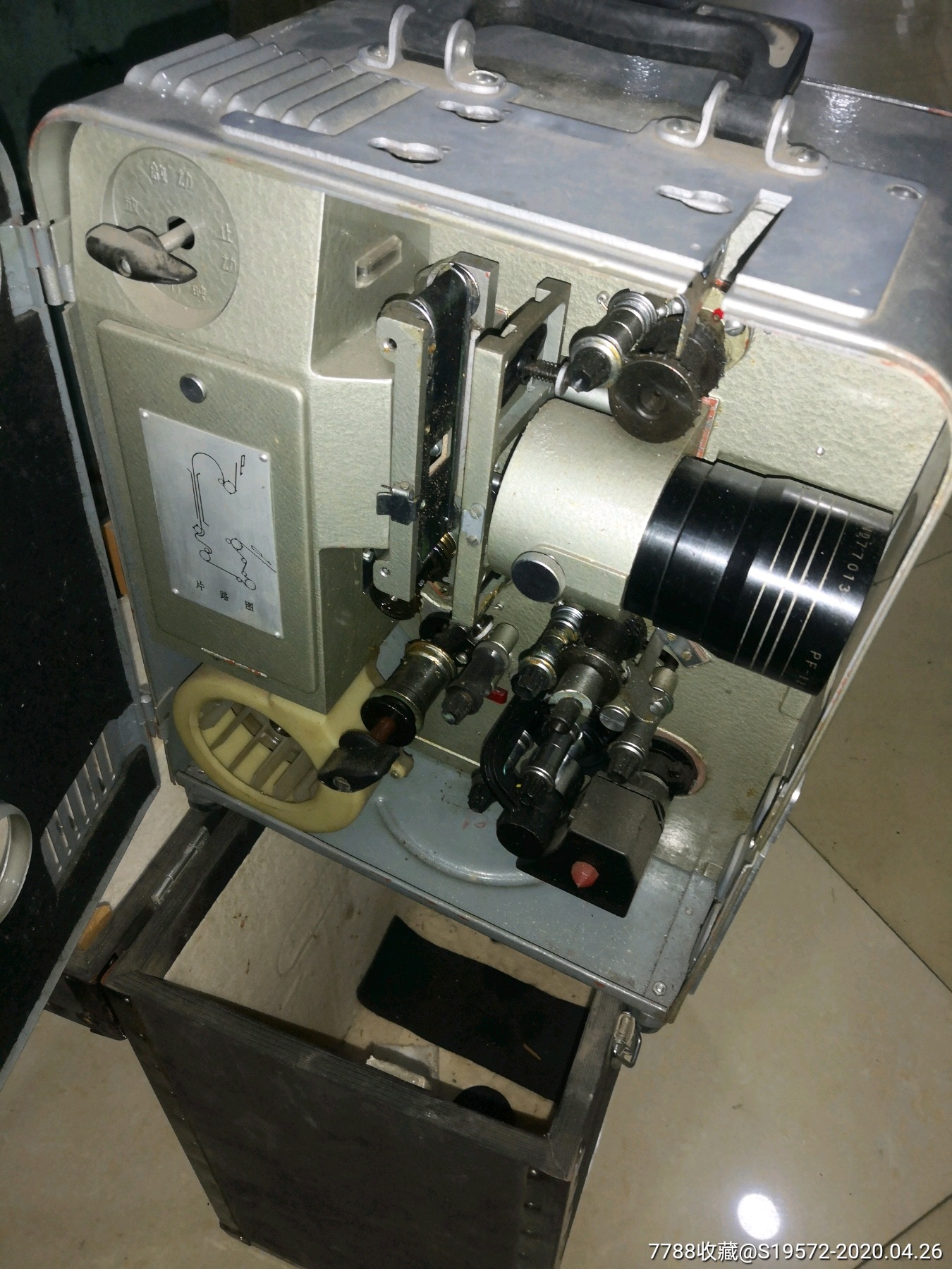 35毫米电影机一台,品相很好