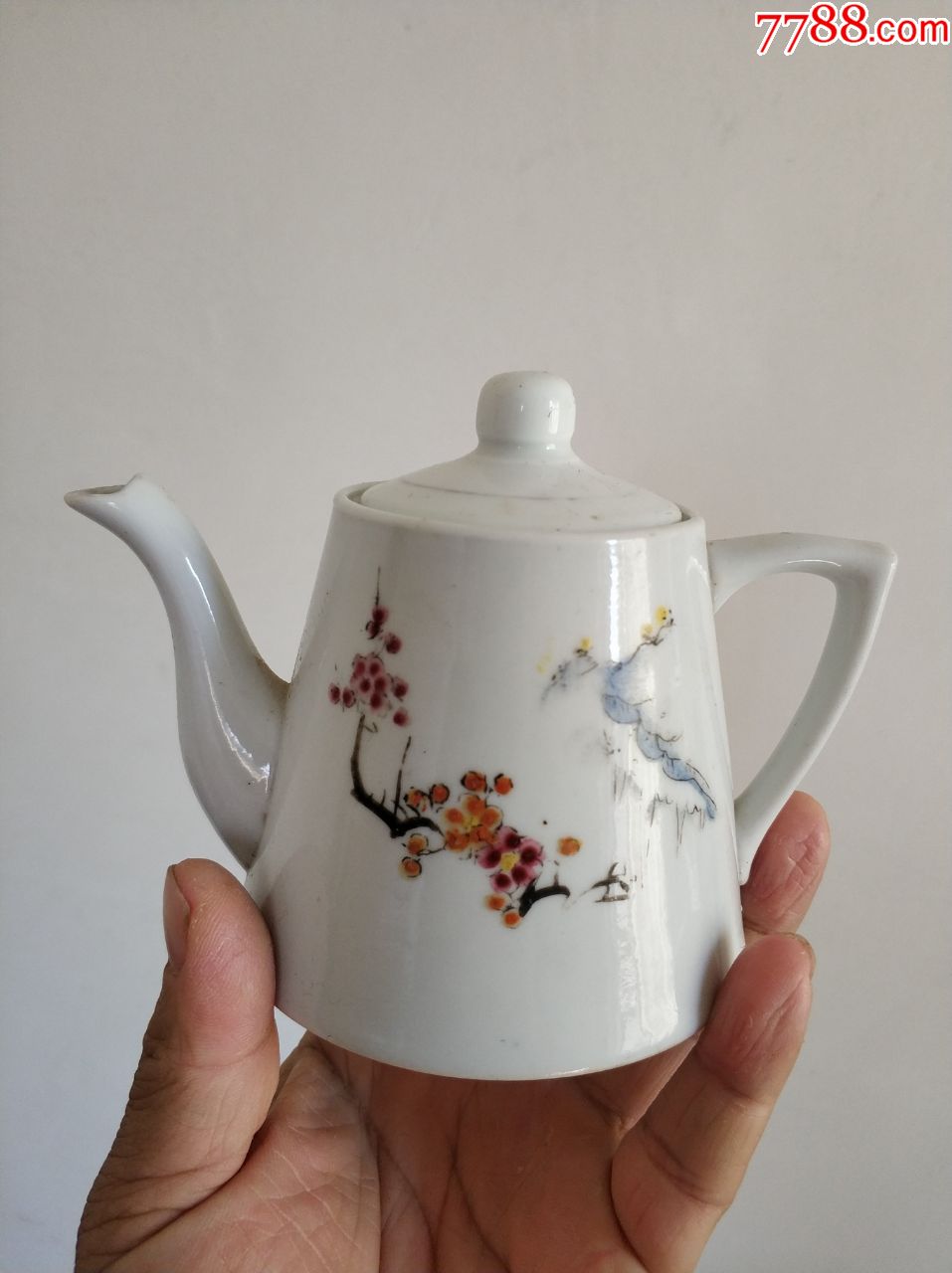 瓷壶品相完好盖子是后配的高9厘米