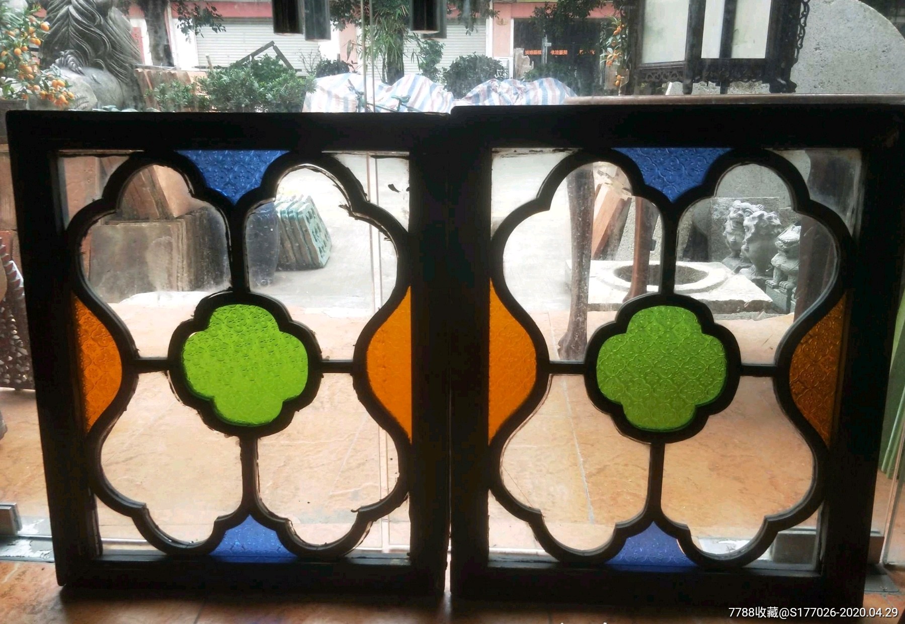民国多彩玻璃凸雕花窗一对