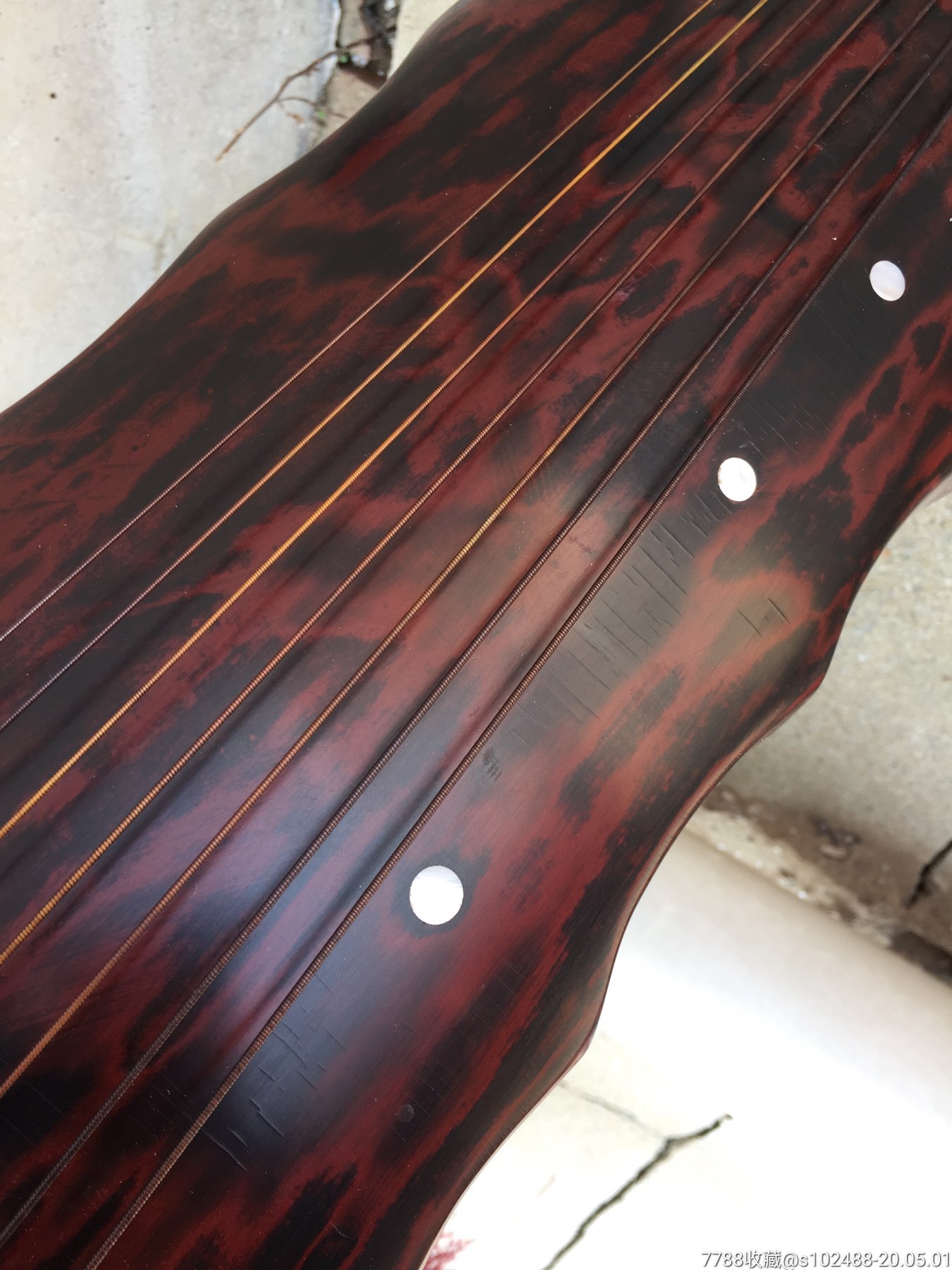 鸡骨白玉底托古琴