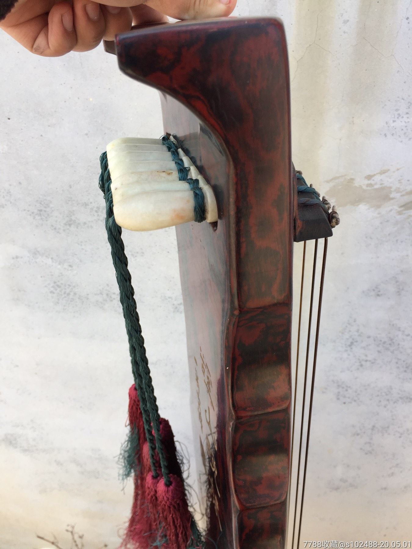 鸡骨白玉底托古琴