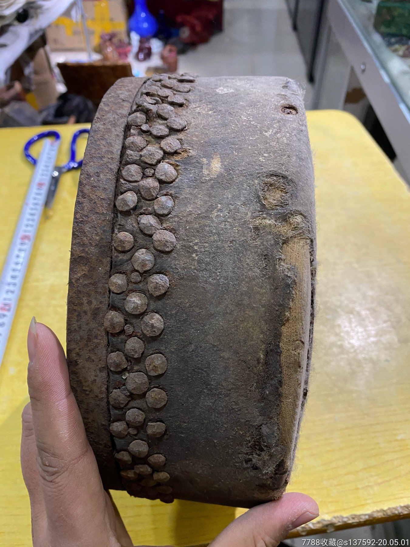 破旧木皮鼓一个