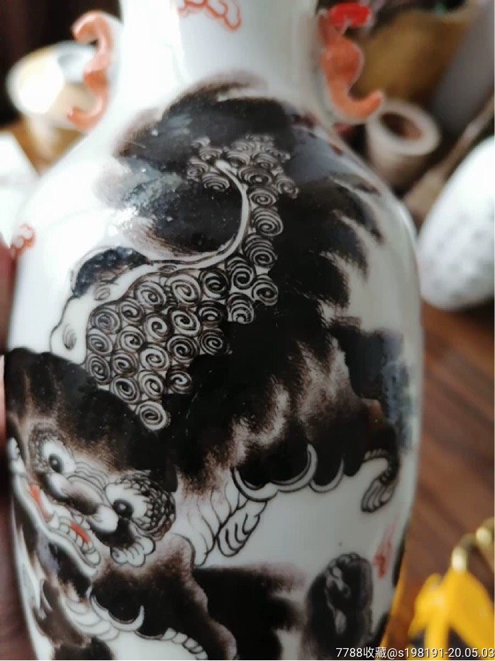 晚清浅绛彩名家方家珍绘黑狮子瓶一对