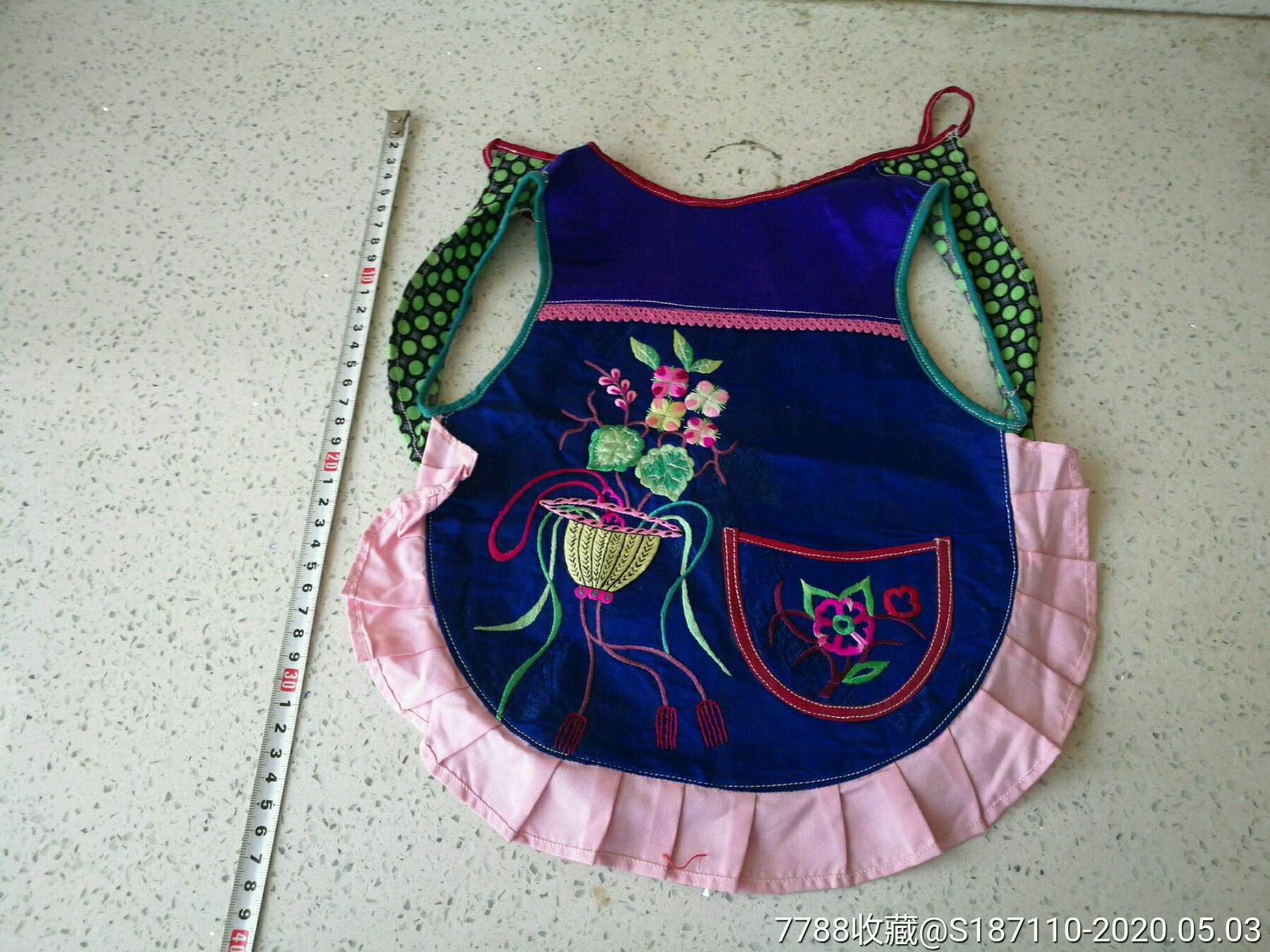 带肩带的儿童肚兜