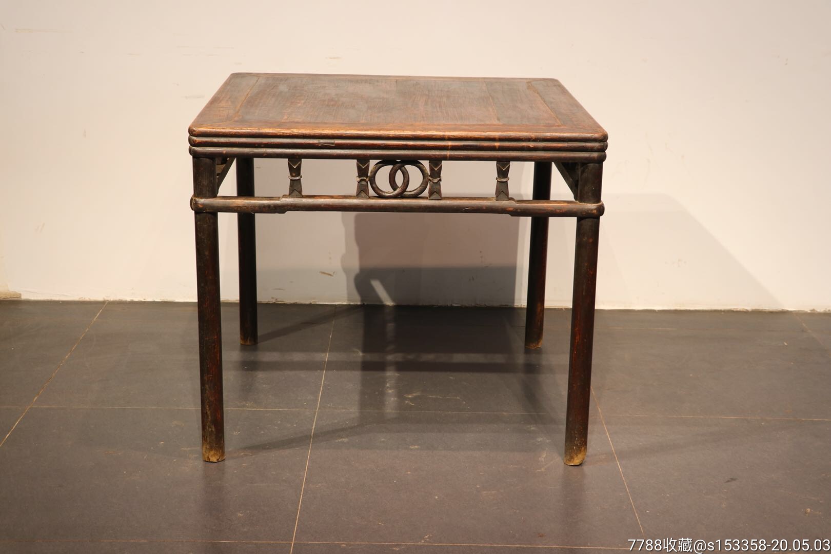 清代核桃木圆包圆方桌