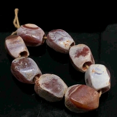 藏区回流千年鸡骨白老玛瑙手串