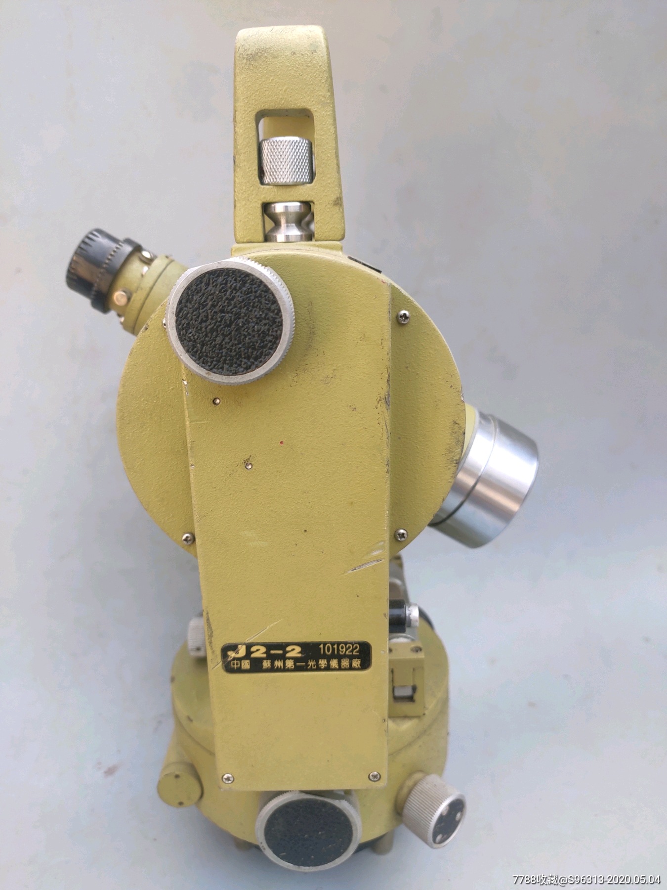 老式经纬仪一台