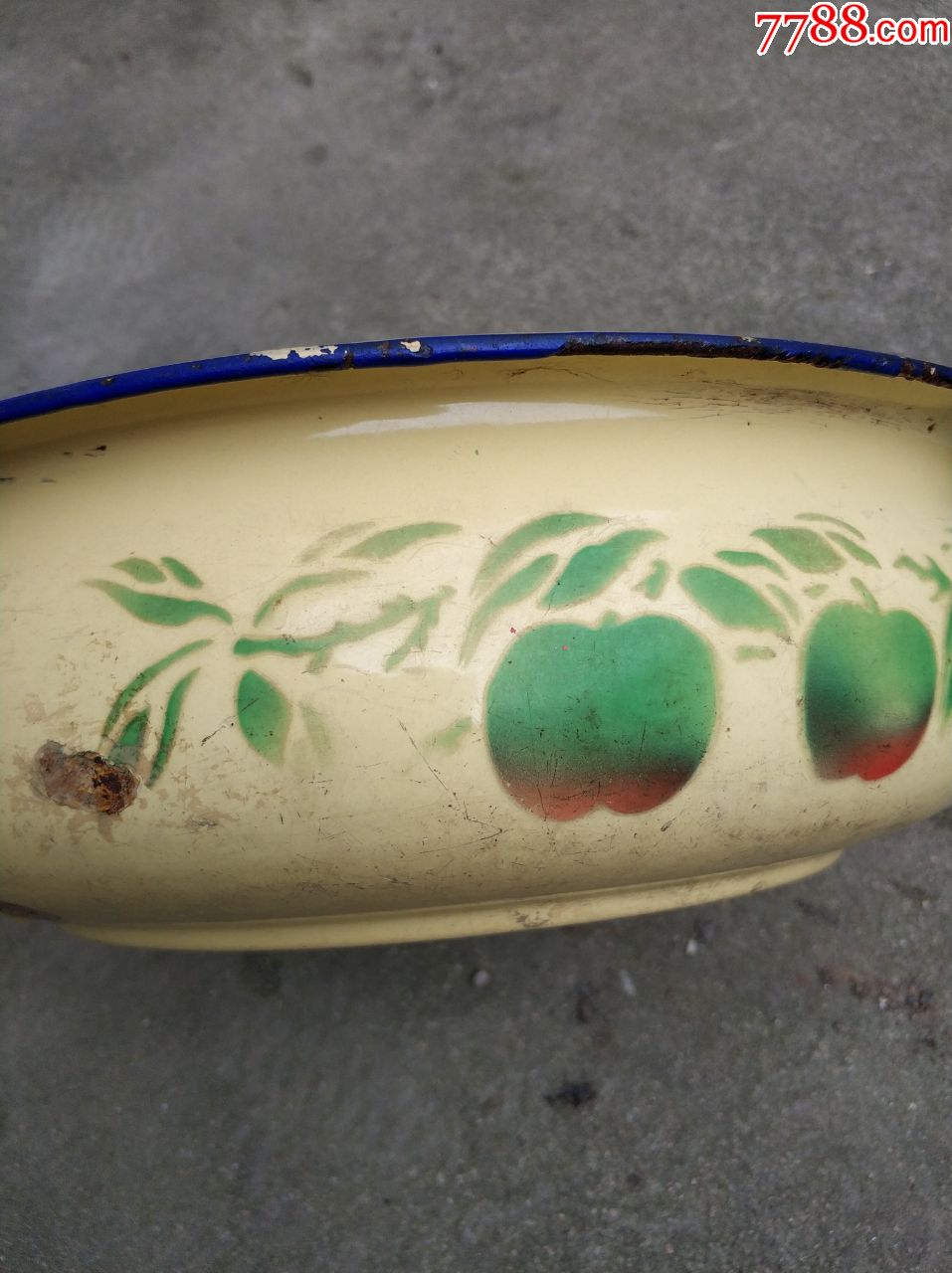 1958年的陶瓷脸盆,有一个破洞,其余小磕见图,请看好再拍