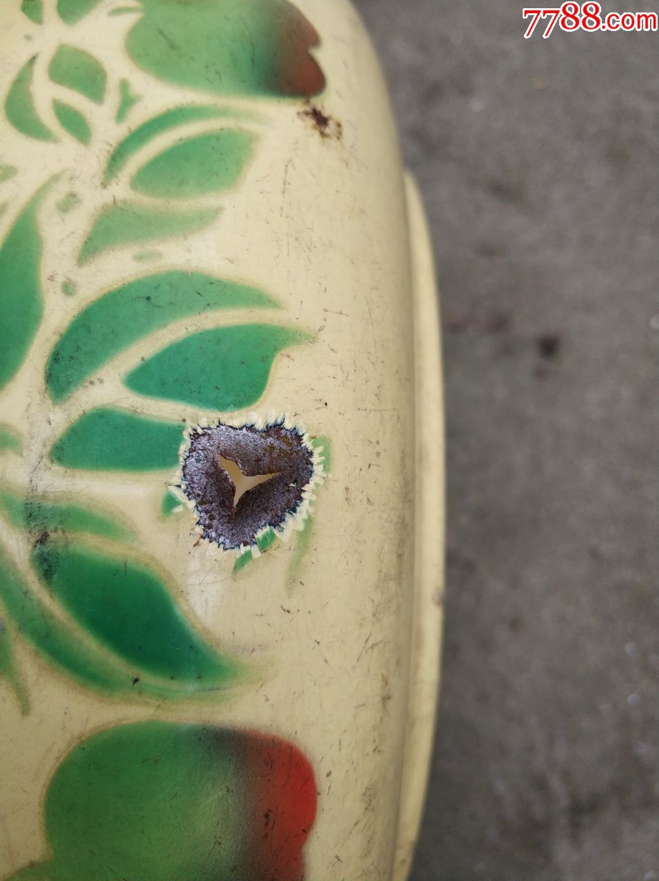 1958年的陶瓷脸盆,有一个破洞,其余小磕见图,请看好再拍