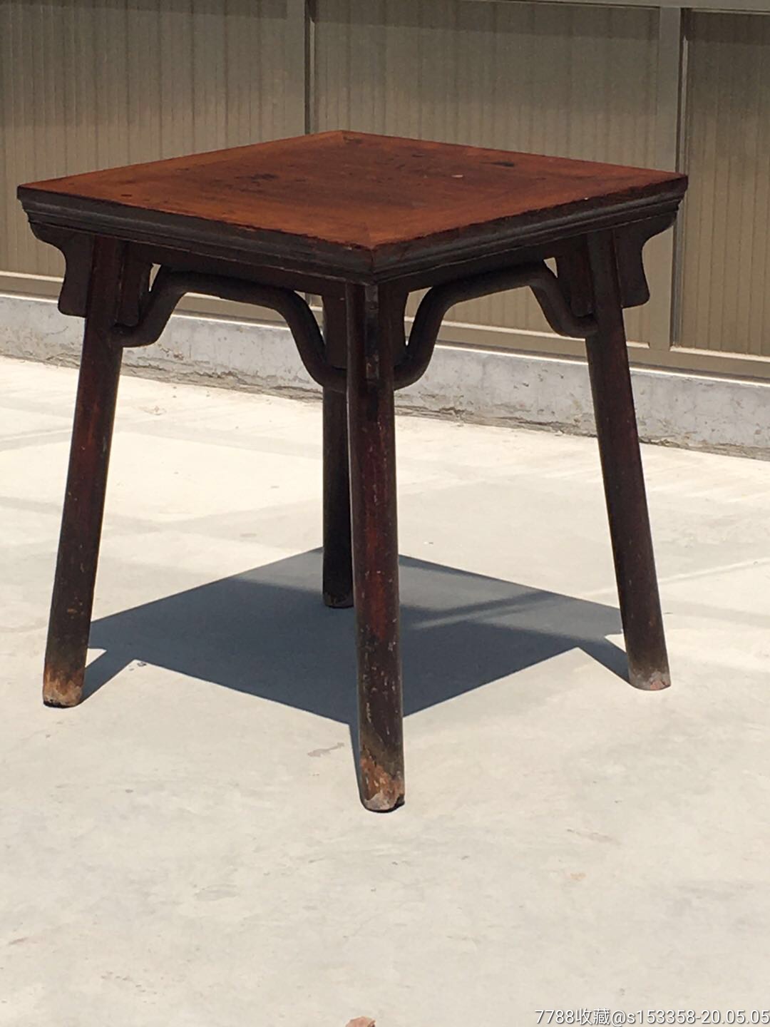 一腿三牙榆木小八仙桌一个