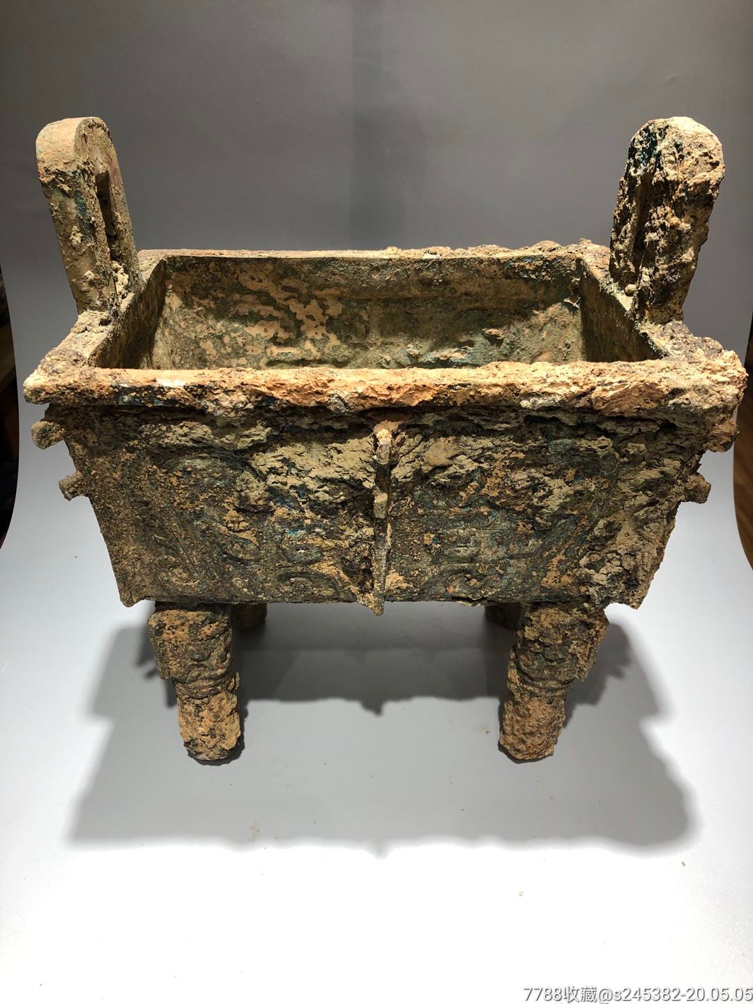 青铜方鼎