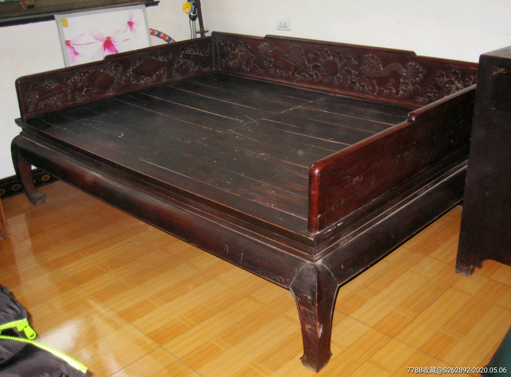 清代核桃木三屏风式罗汉床