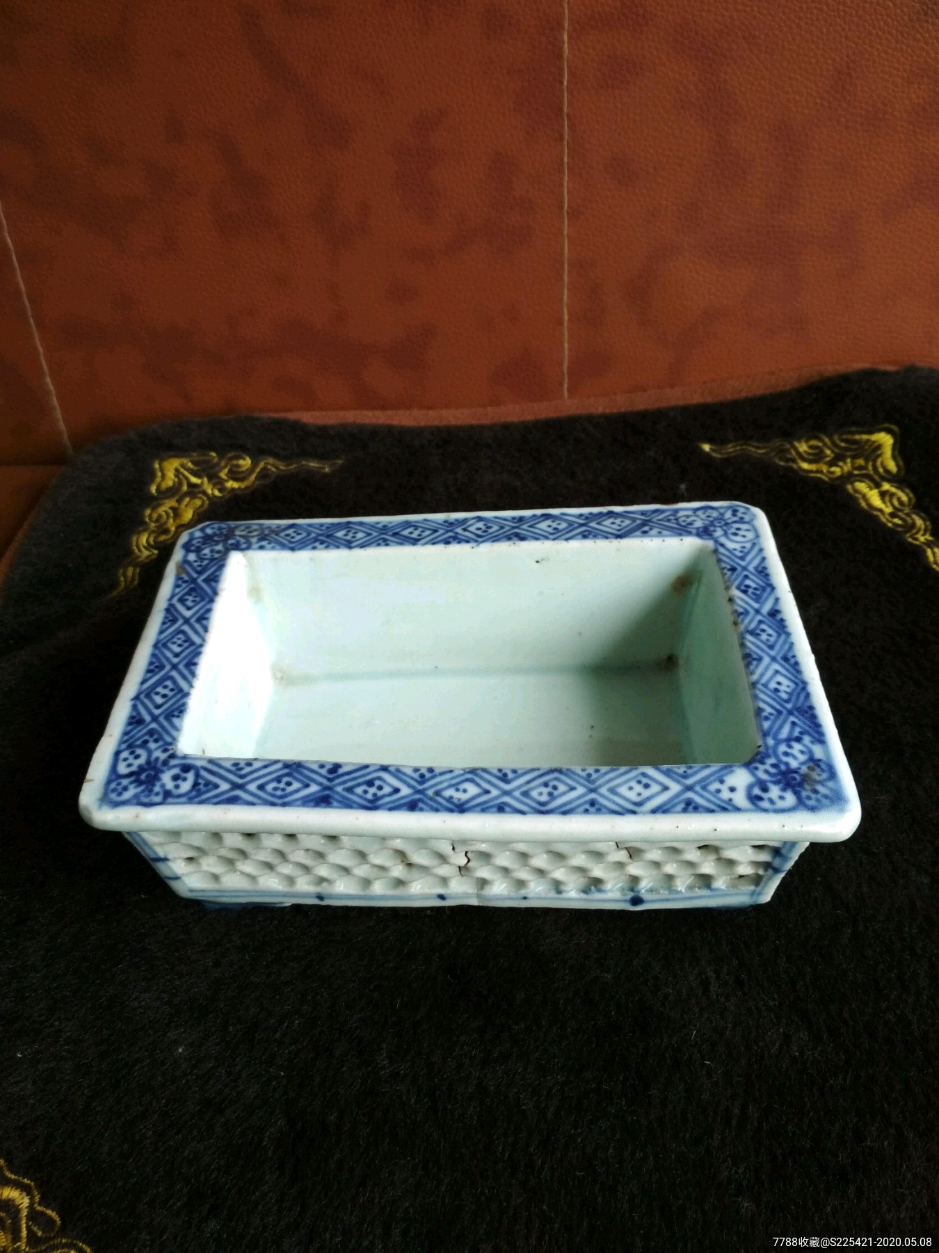 清中期青花锦地图纹长方形镂空水仙盆